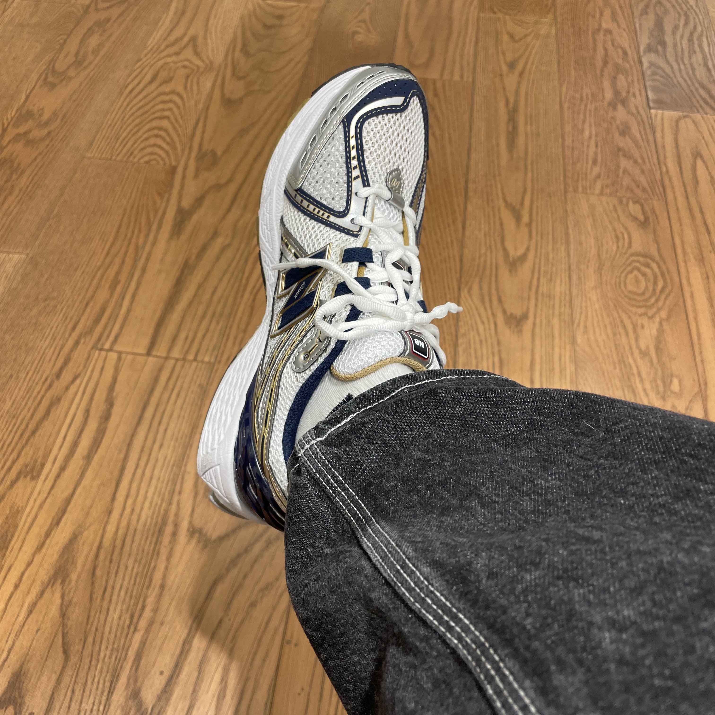 New Balance 1906R White Navy Gold 착용 스타일 - 3