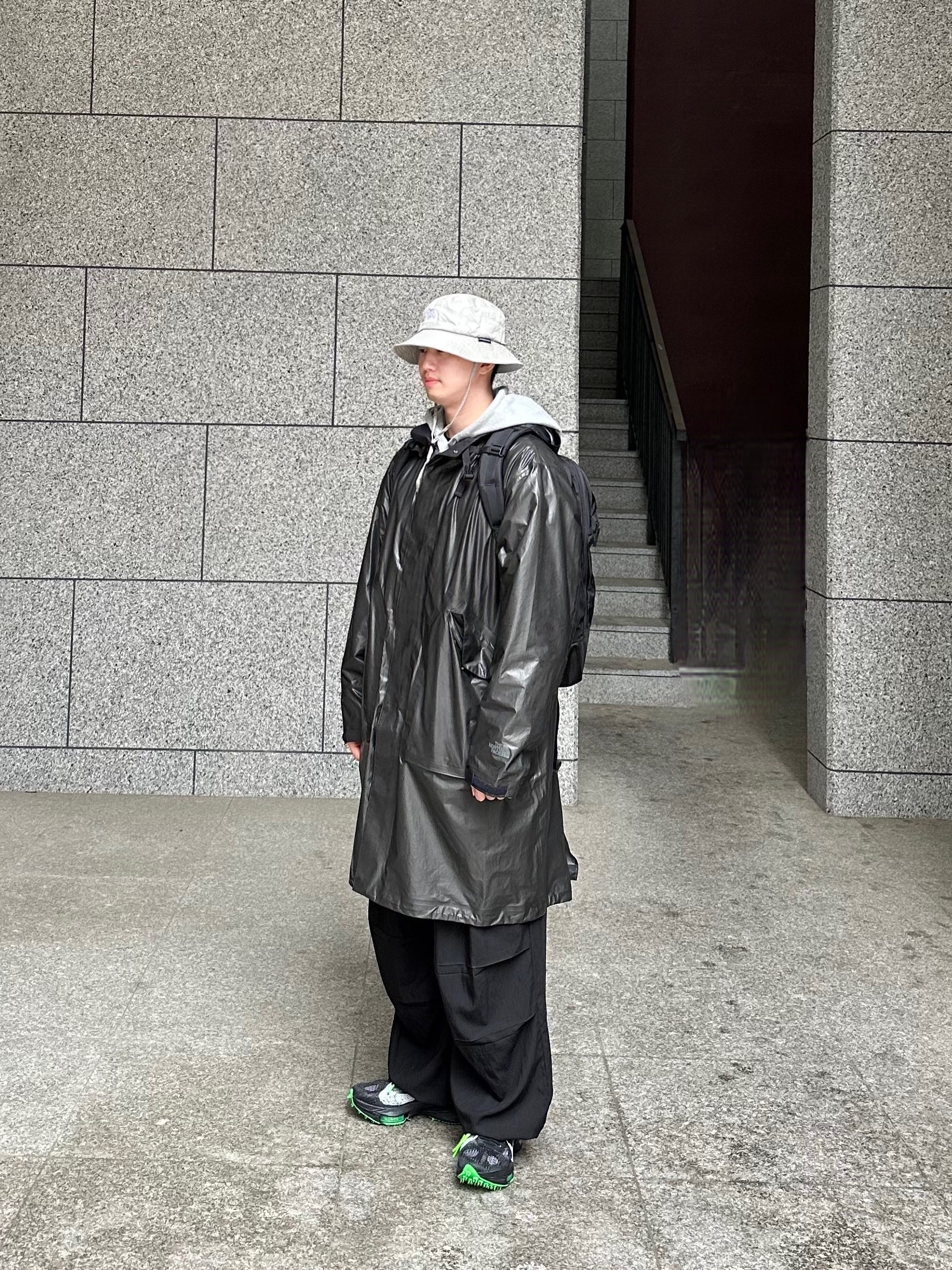 Nike x Off-White Air Zoom Tempo Next% Black, Arc'teryx Mantis 26 Backpack Black 착용 스타일 - 1