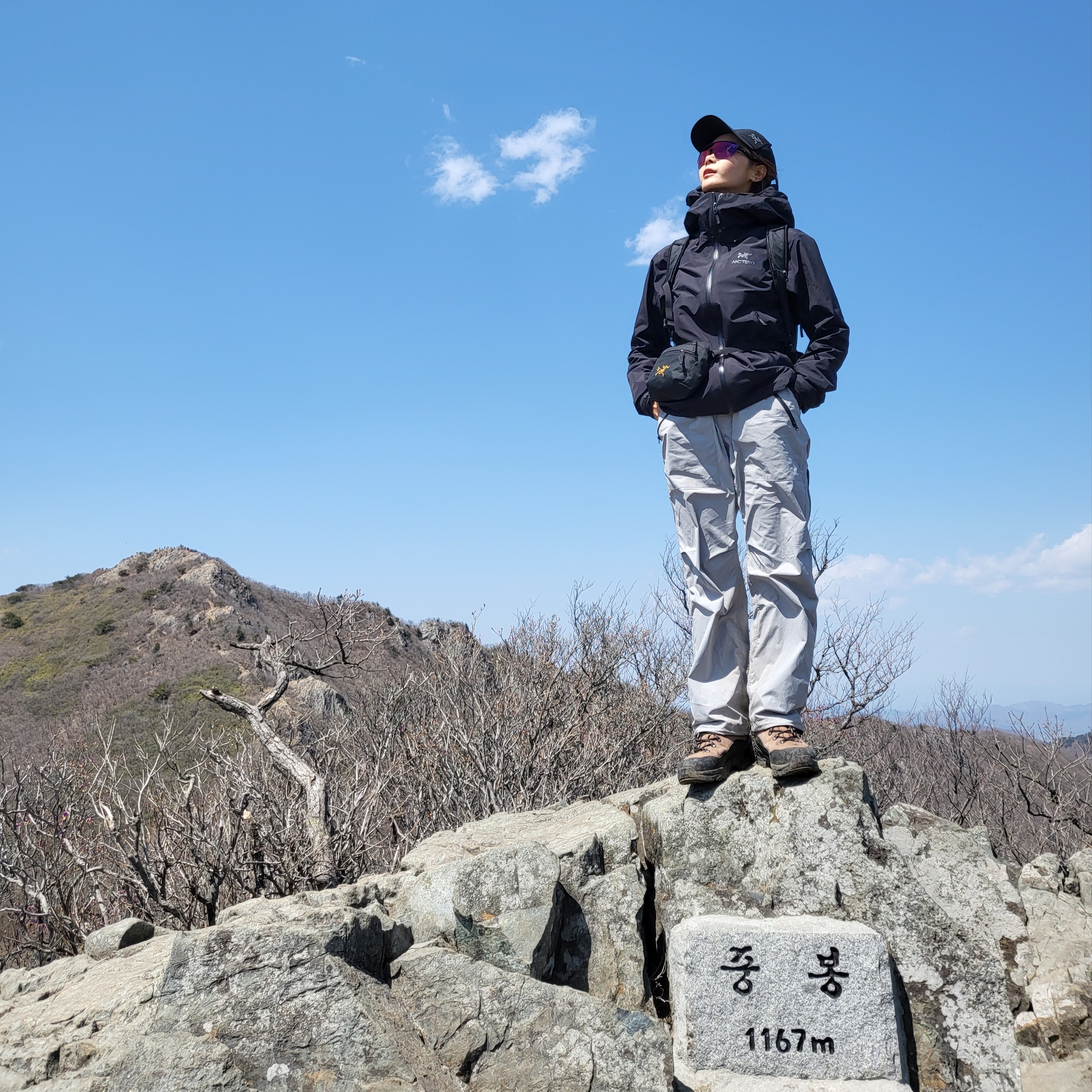 (W) Arc'teryx Beta LT Jacket Black, Arc'teryx Mantis 16 Backpack Black 착용 스타일 - 2
