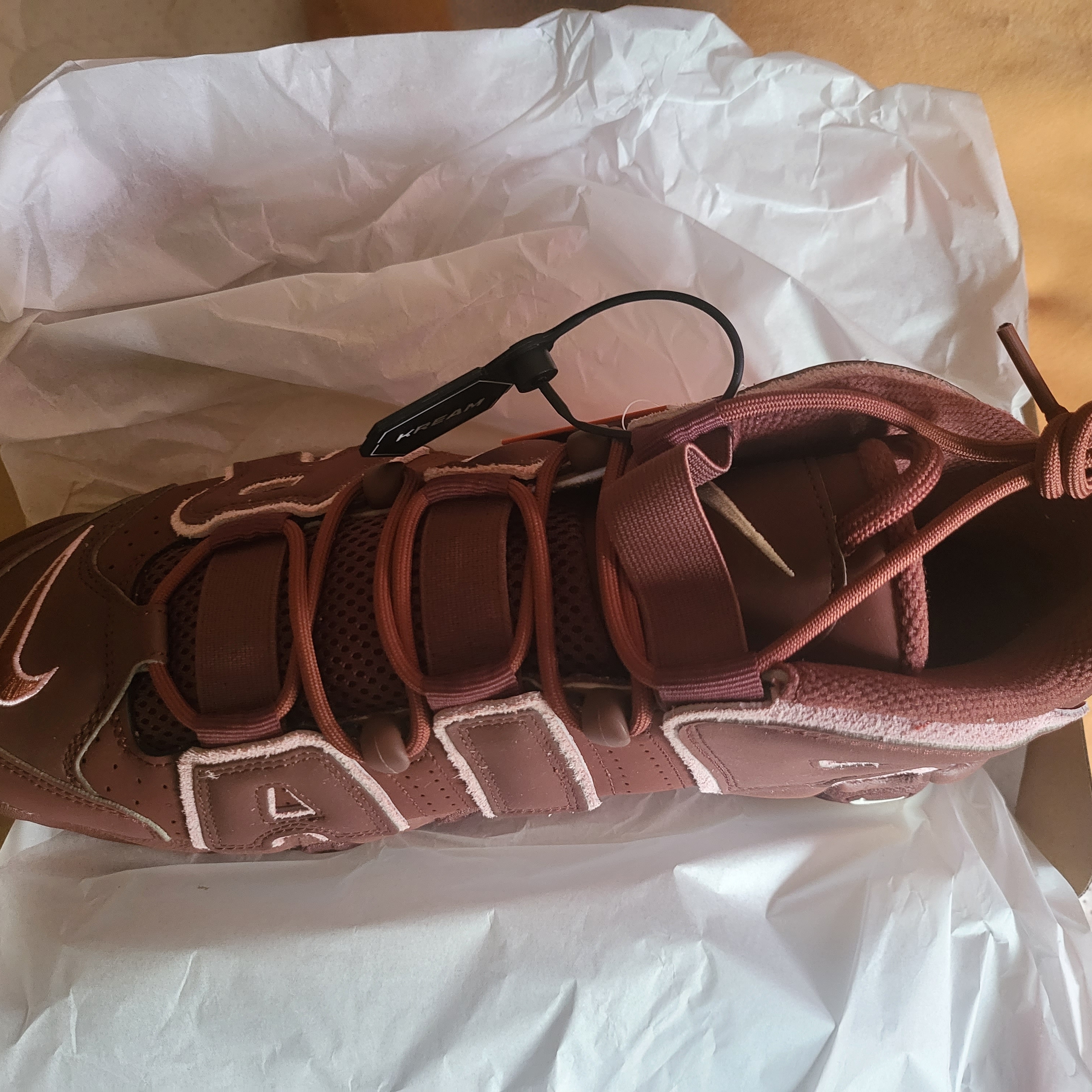 Nike Air More Uptempo 96 Dark Pony and Soft Pink 착용 스타일 - 2