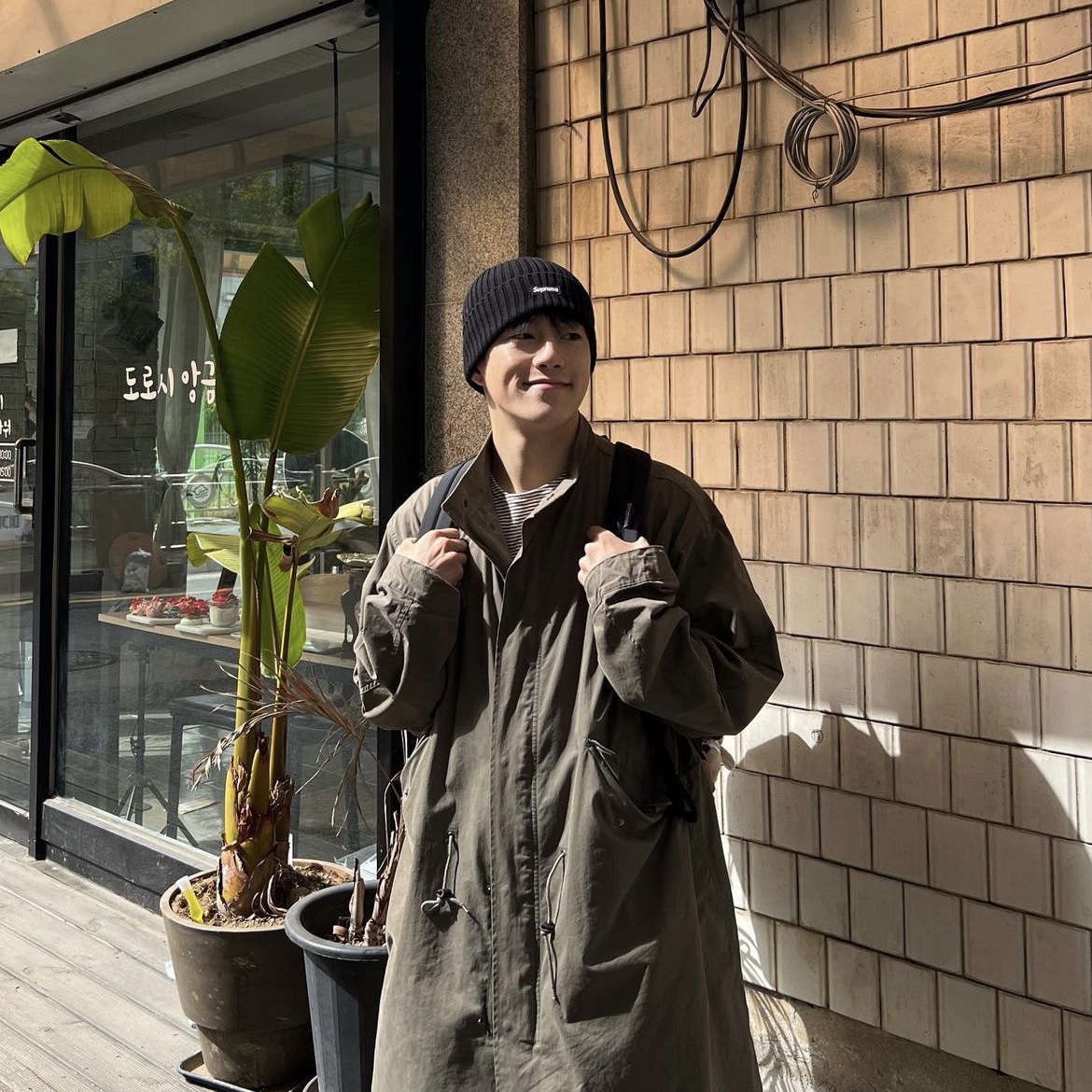 Supreme Overdyed Beanie Black 착용 스타일
