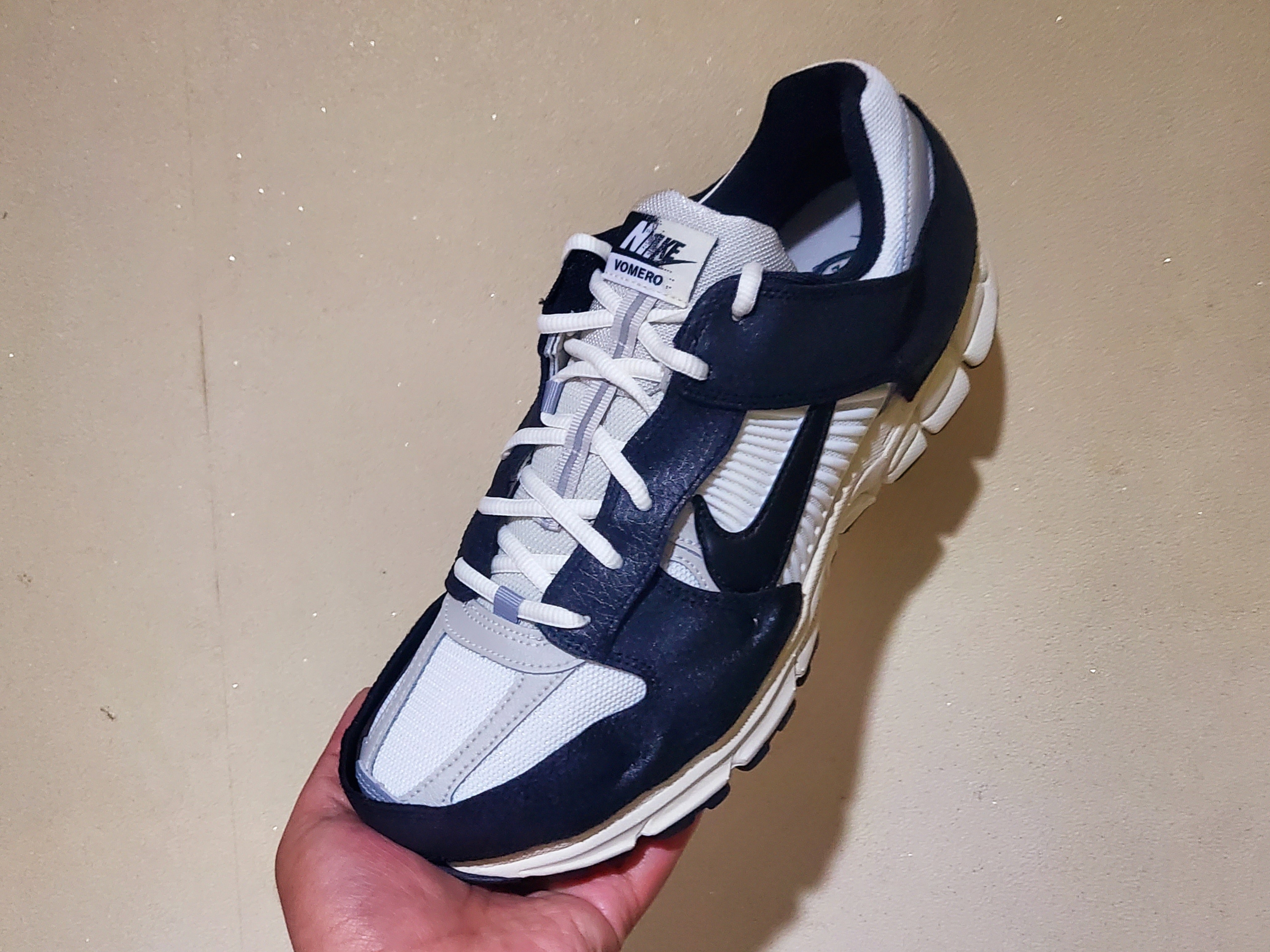 (W) Nike Zoom Vomero 5 Wolf Grey and Black 착용 스타일 - 1