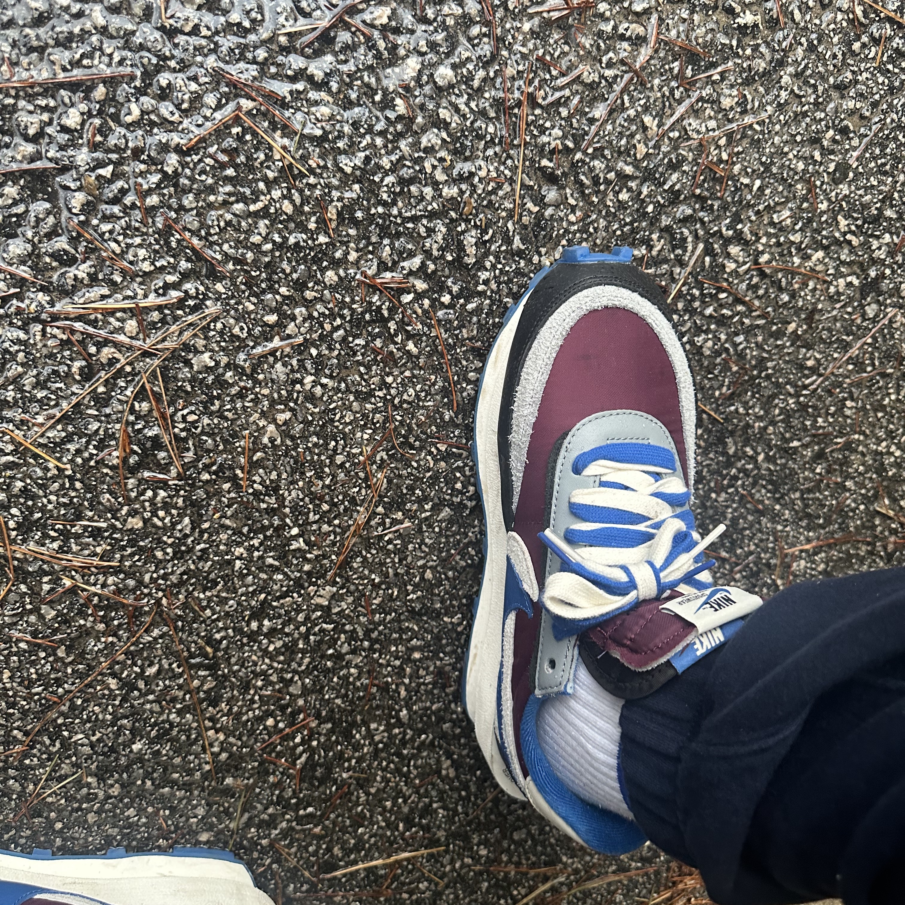 Nike x Sacai x Undercover LDWaffle Night Maroon Team Royal 착용 스타일