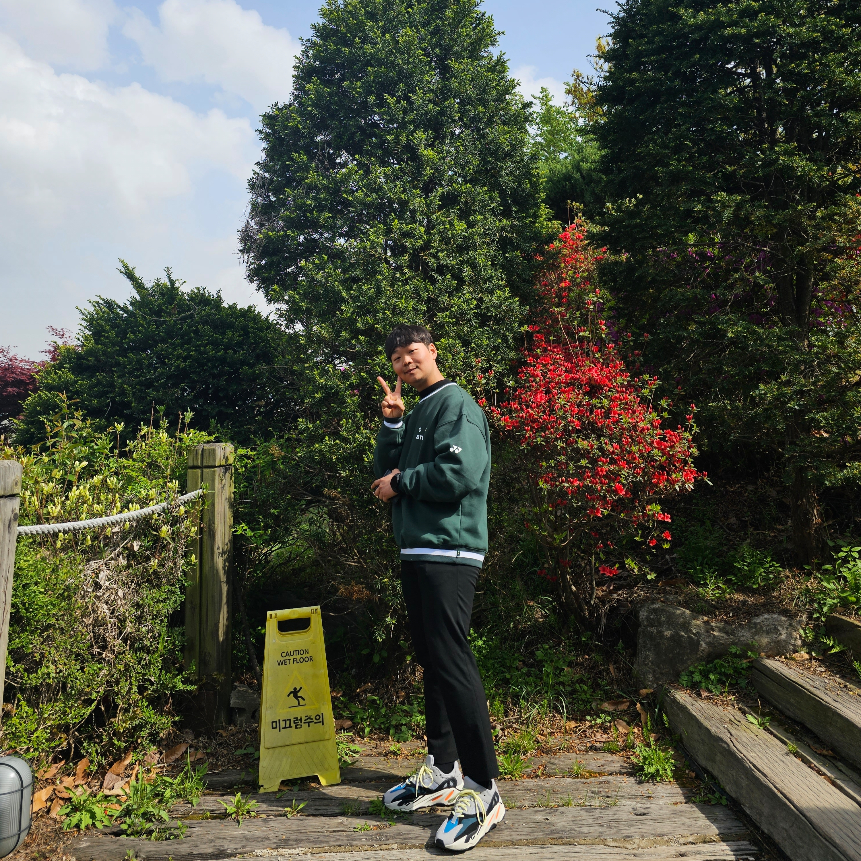 Adidas Yeezy Boost 700 Wave Runner Solid Grey 2021/2022, IAB Studio x Yonex Sweatshirt Green 착용 스타일 - 2