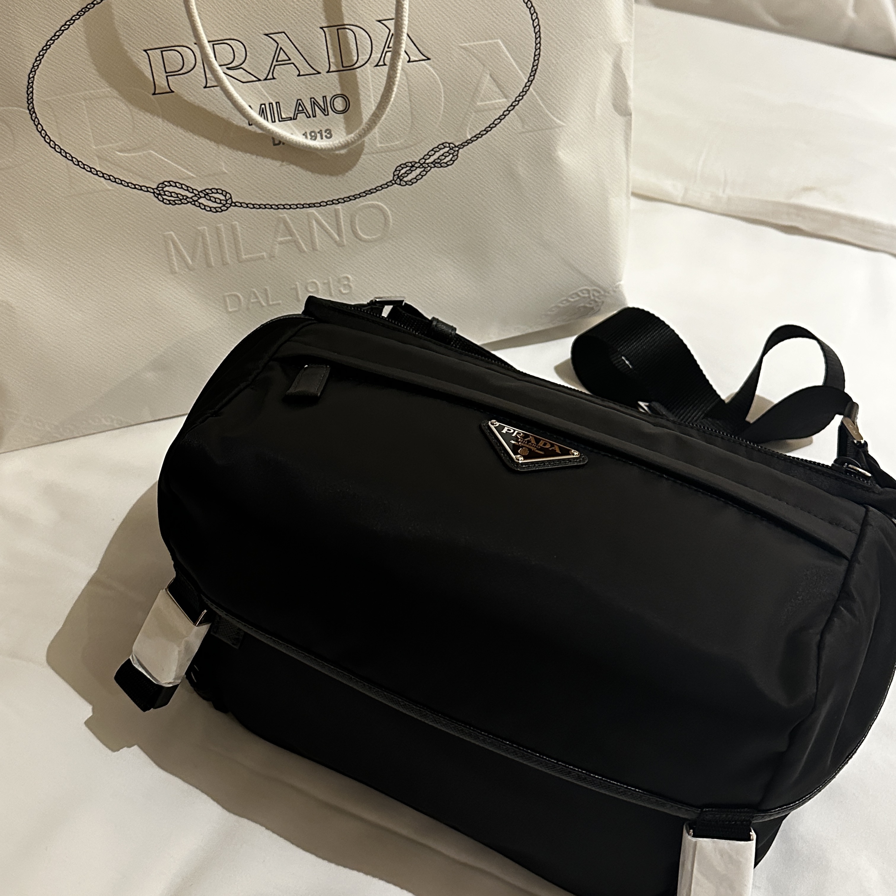 Prada Re-Nylon and Saffiano Leather Shoulder Bag Black 착용 스타일