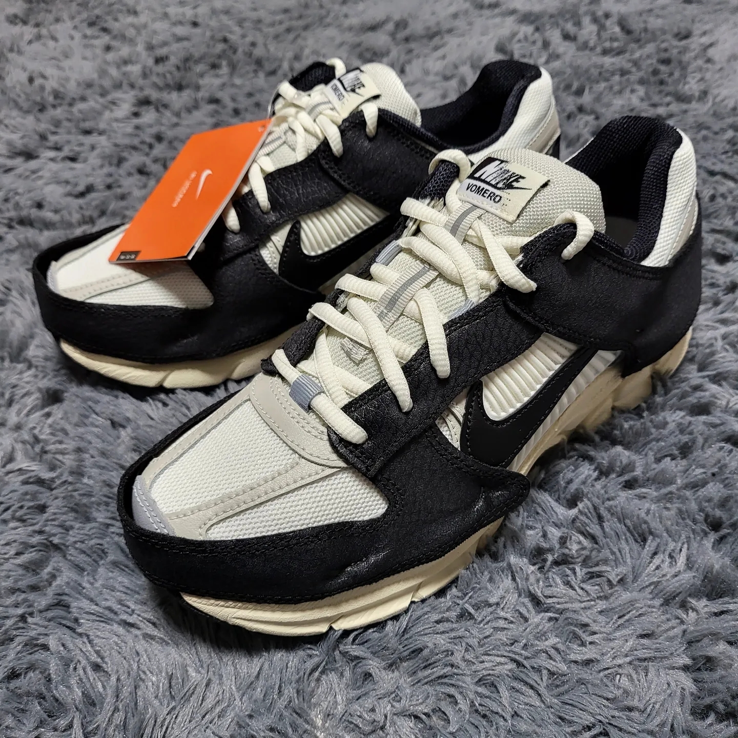 (W) Nike Zoom Vomero 5 Wolf Grey and Black 착용 스타일