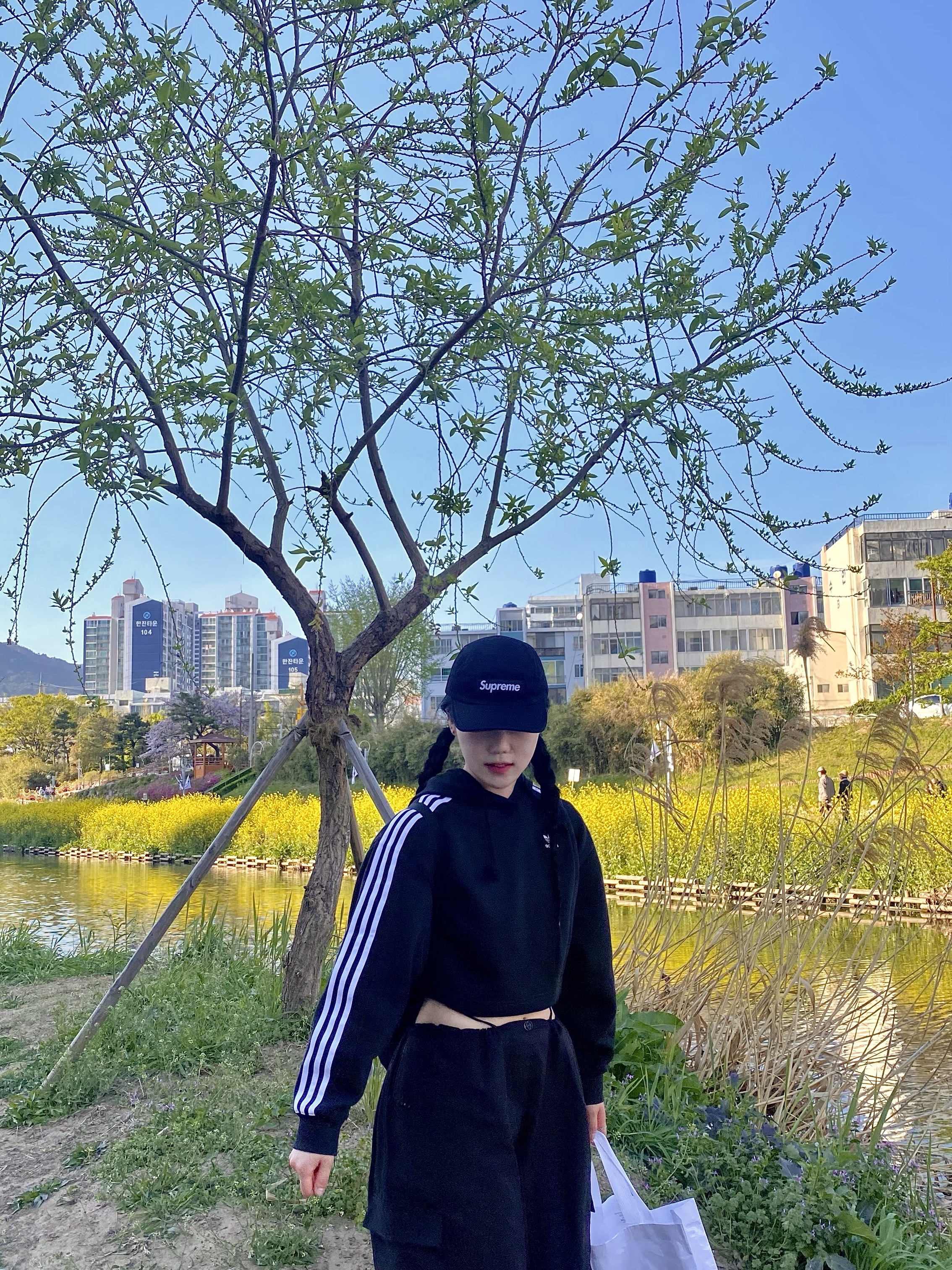 Supreme Washed Chino Twill Camp Cap Black, Adidas Superstar Core Black White 착용 스타일 - 1