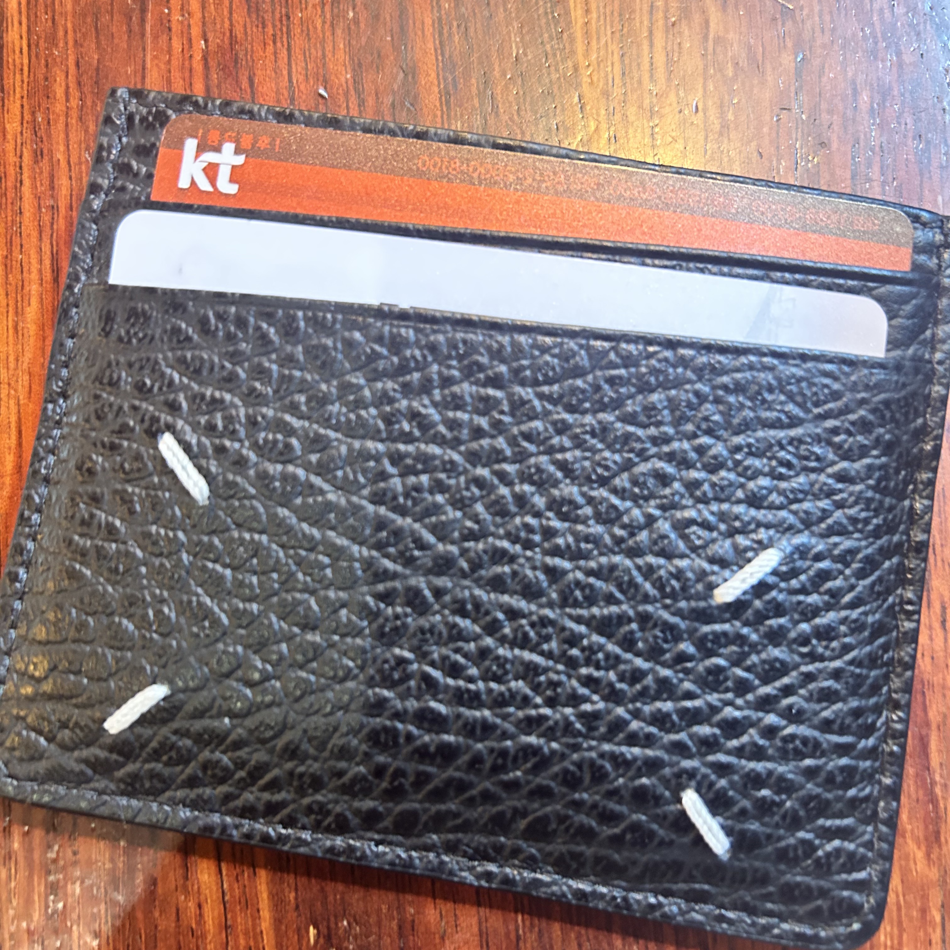 Maison Margiela Stitch Card Holder Black 착용 스타일 - 2