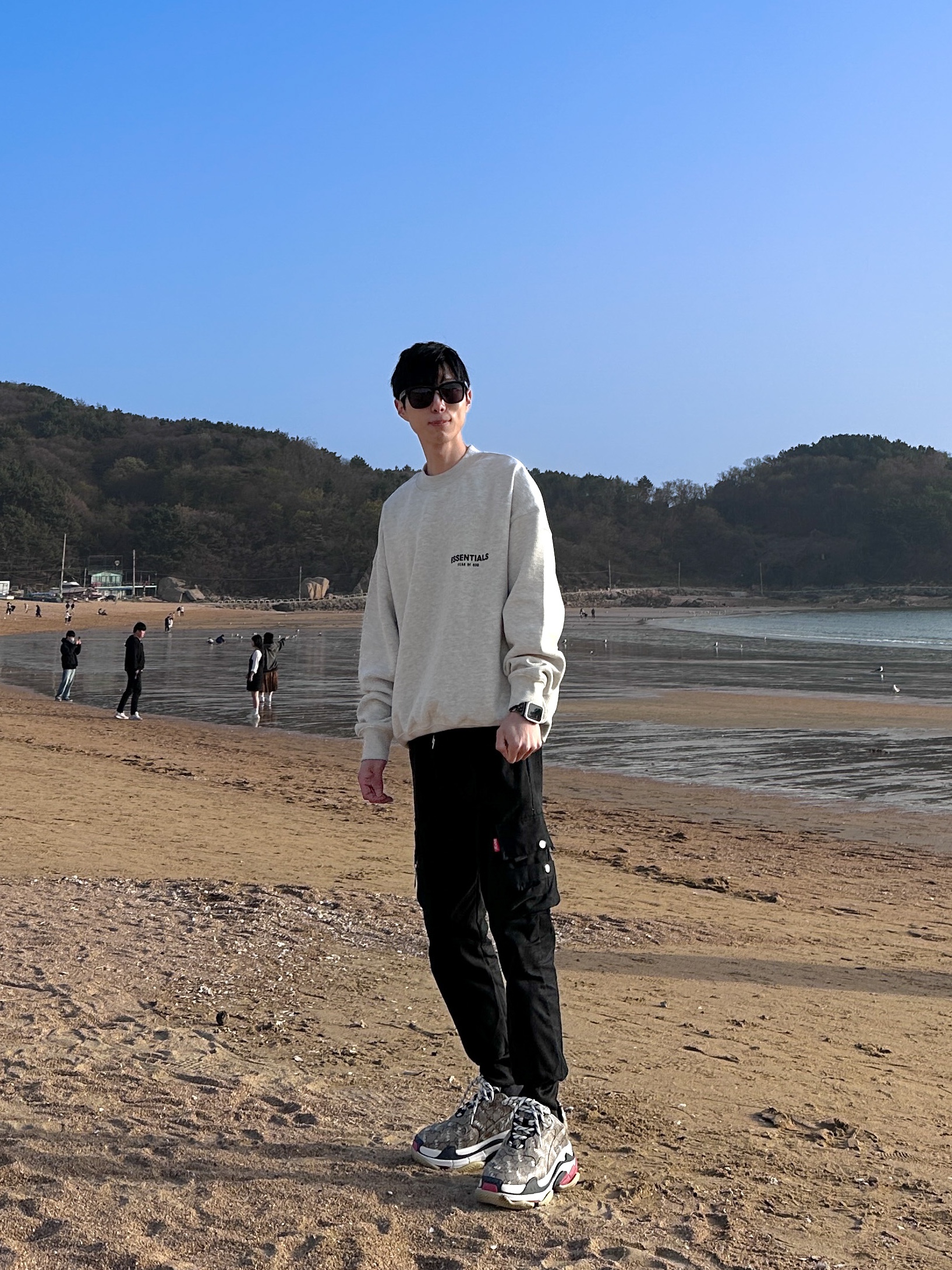 Balenciaga x Gucci The Hacker Project Triple S Sneakers Beige Ebony GG Supreme Black White Red, Essentials The Core Collection Crewneck Sweatshirt Light Oatmeal 착용 스타일 - 2