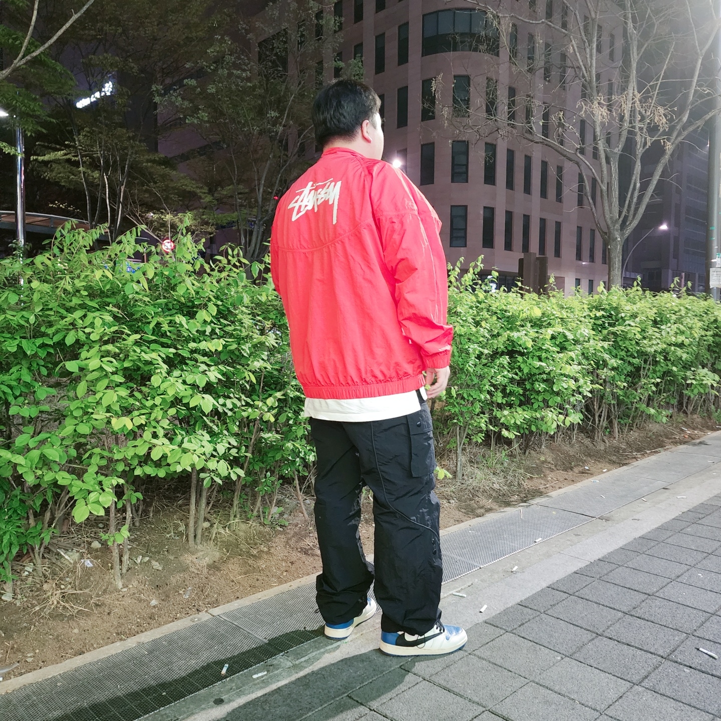Nike x Stussy Windrunner Jacket Habanero Red, Jordan 1 x Travis Scott x Fragment Retro High OG SP Military Blue 착용 스타일