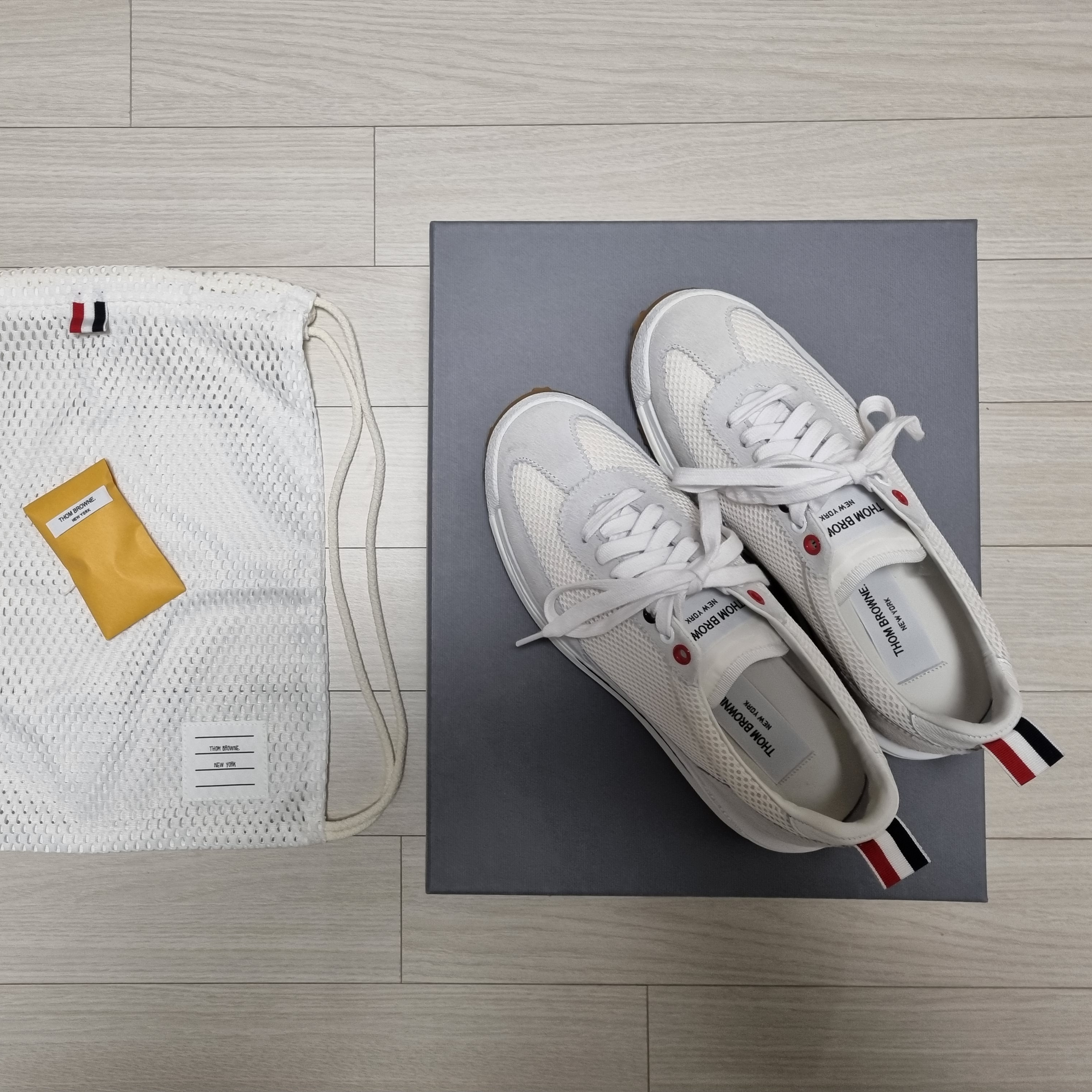 (W) Thom Browne Nylon Tech Runner White Grey 착용 스타일 - 3