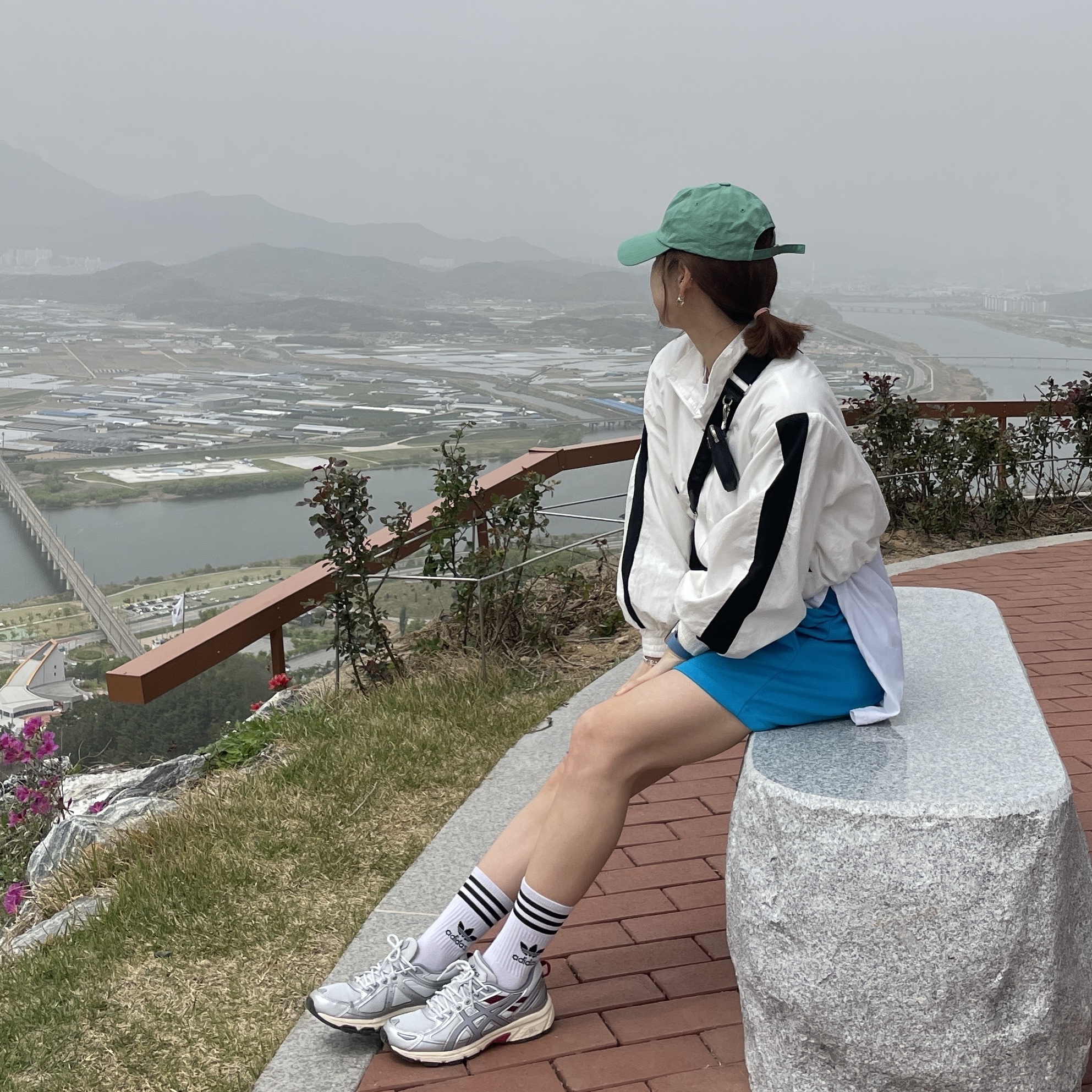 (W) Asics Gel-Venture 6 Glacier Grey Sheet Rock, Prada Re-Edition 2005 Re-Nylon Shoulder Bag Black 착용 스타일 - 1