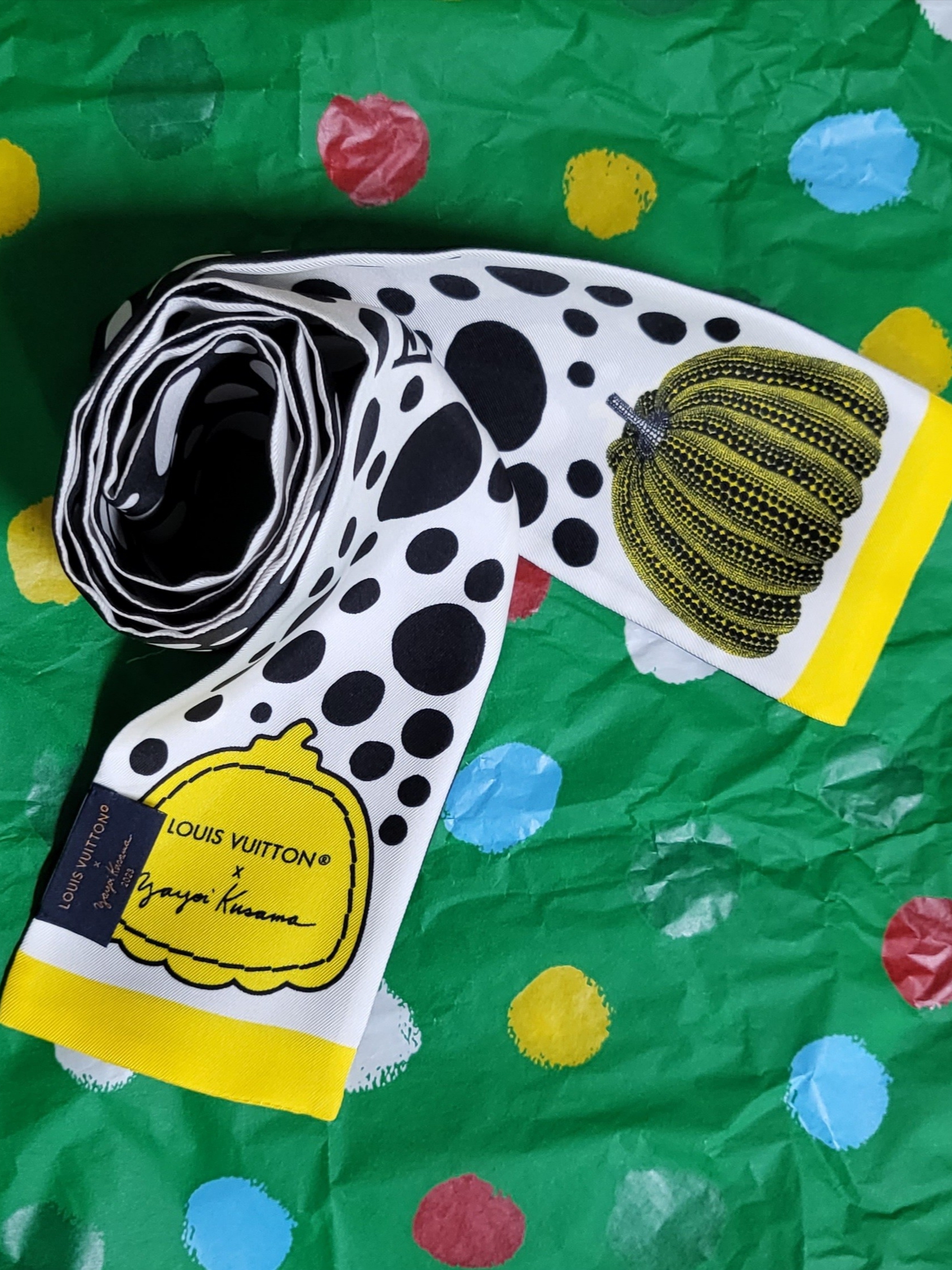 (W) Louis Vuitton x YK Infinity Dots Bandeau Black White 착용 스타일 - 3