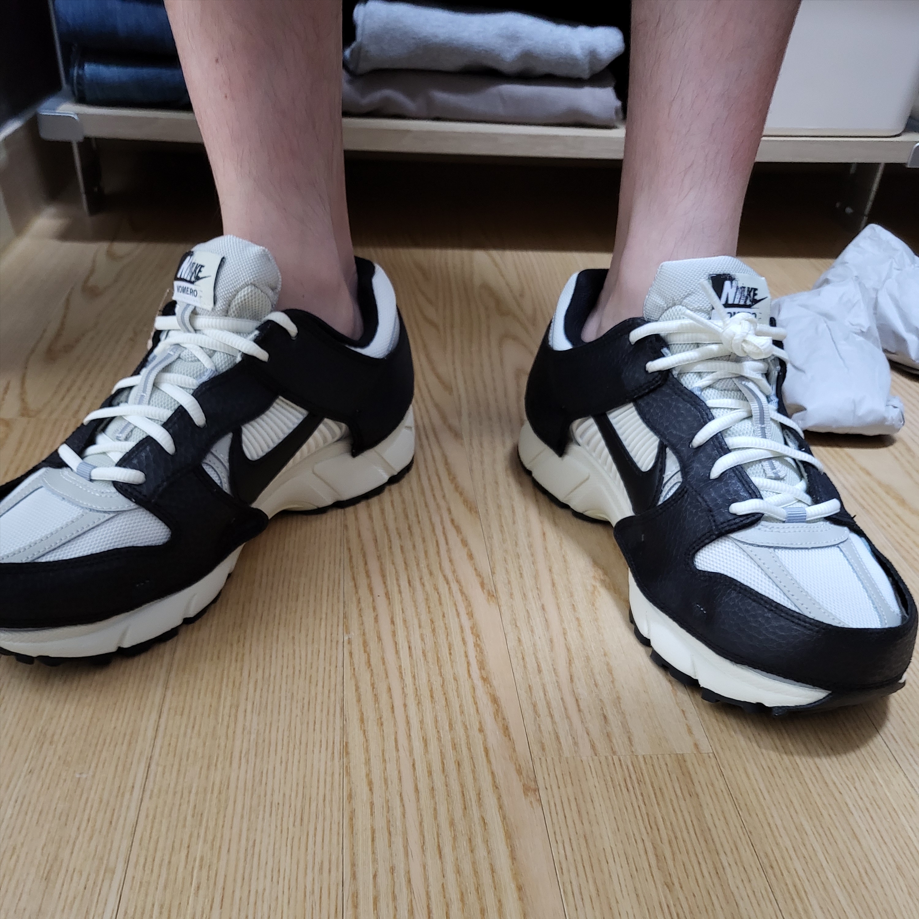 (W) Nike Zoom Vomero 5 Wolf Grey and Black 착용 스타일 - 1