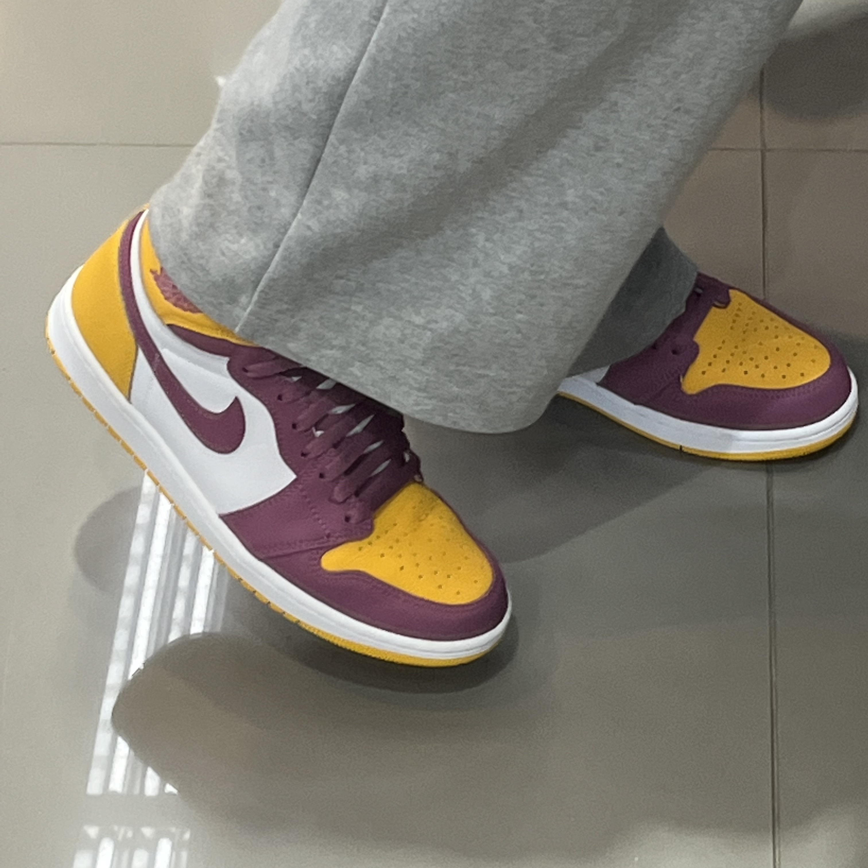 Jordan 1 Retro High OG University Gold Light Bordeaux 착용 스타일