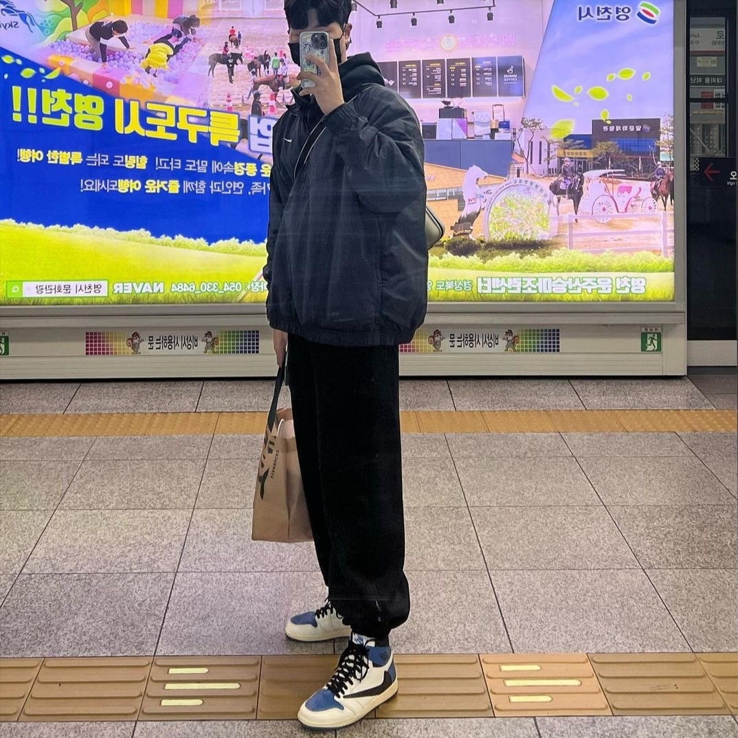IAB Studio Sweatpants Black White - 22SS, IAB Studio Hoodie Black White 착용 스타일