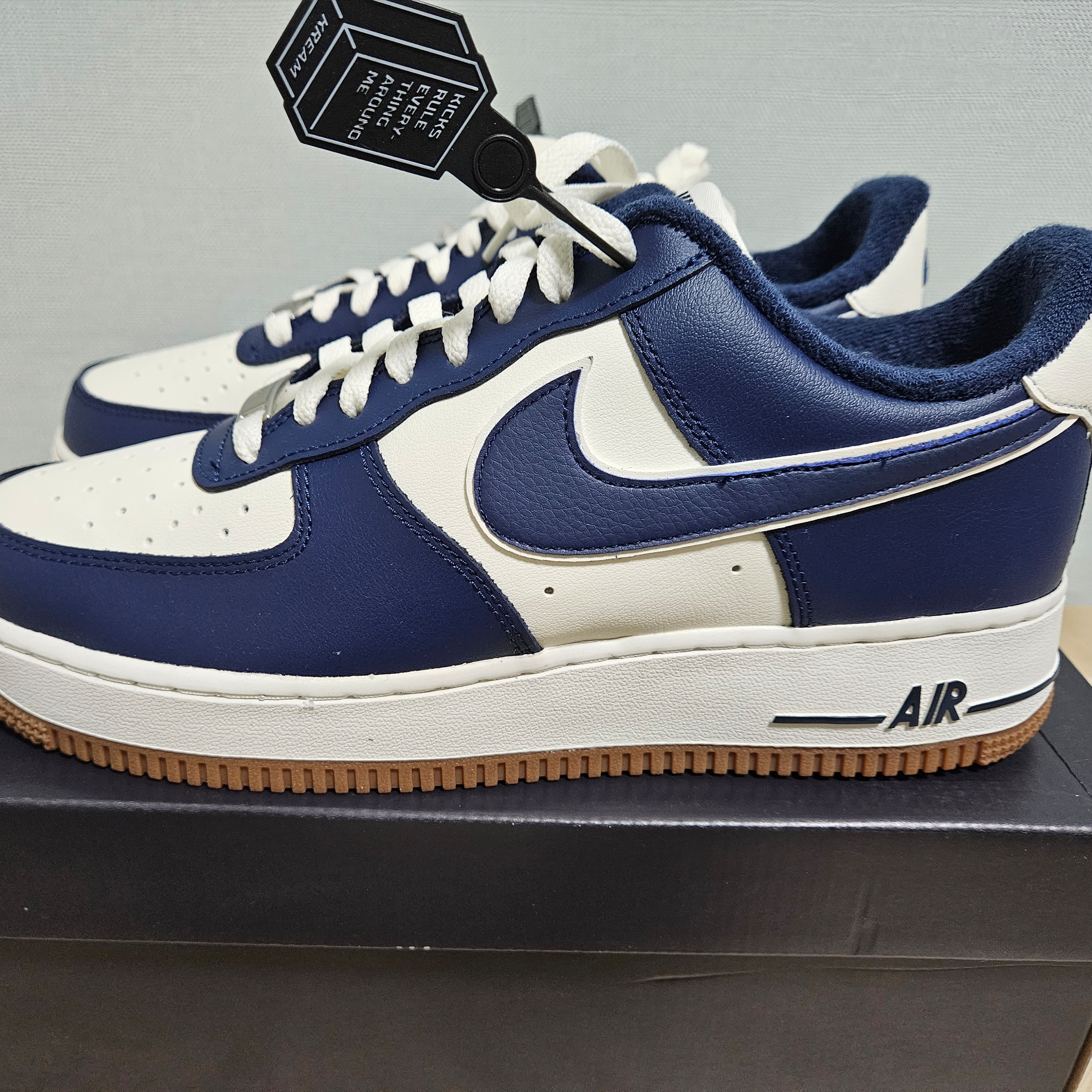 Nike Air Force 1 '07 LV8 Midnight Navy 착용 스타일