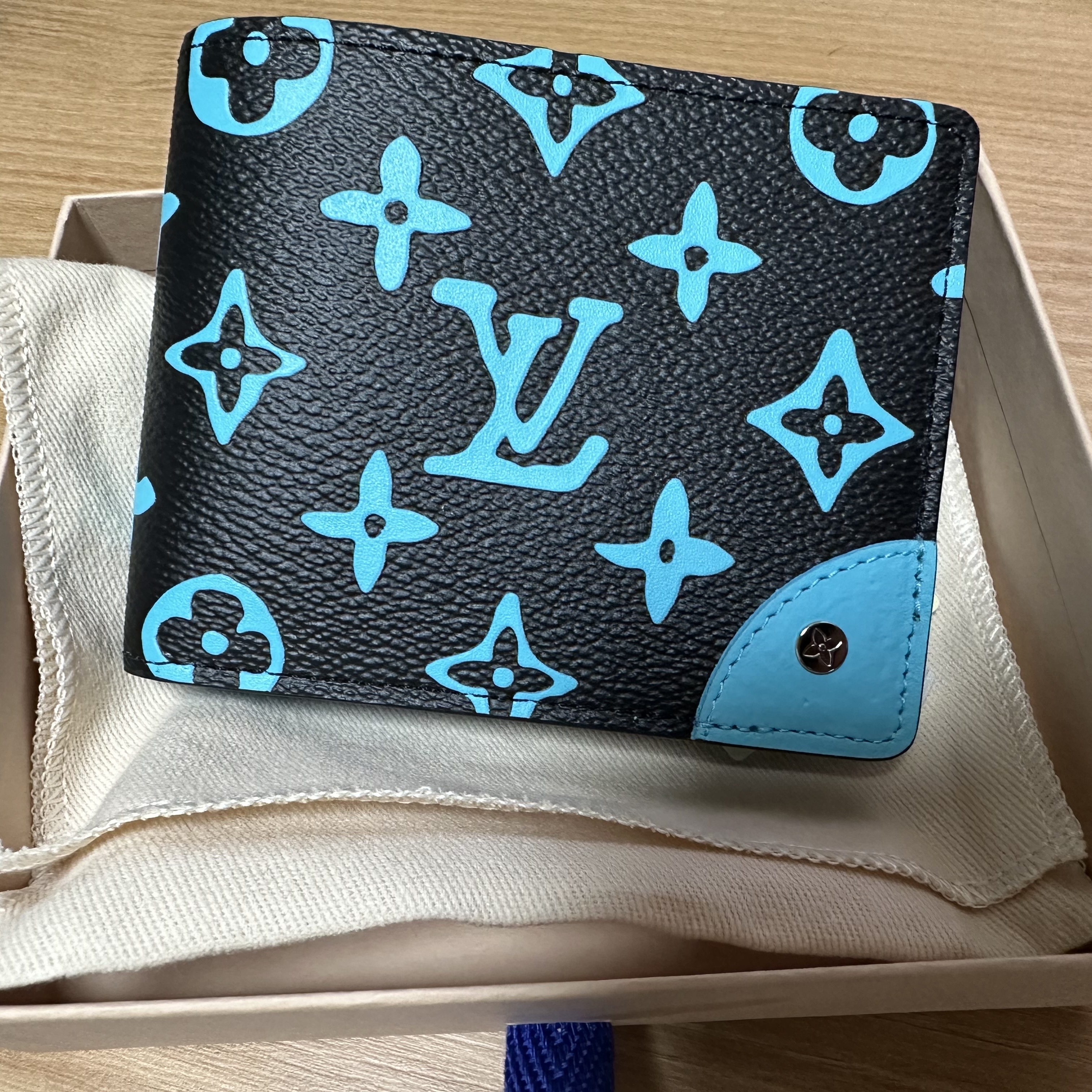 Louis Vuitton Slender Wallet Monogram Playground Black 착용 스타일