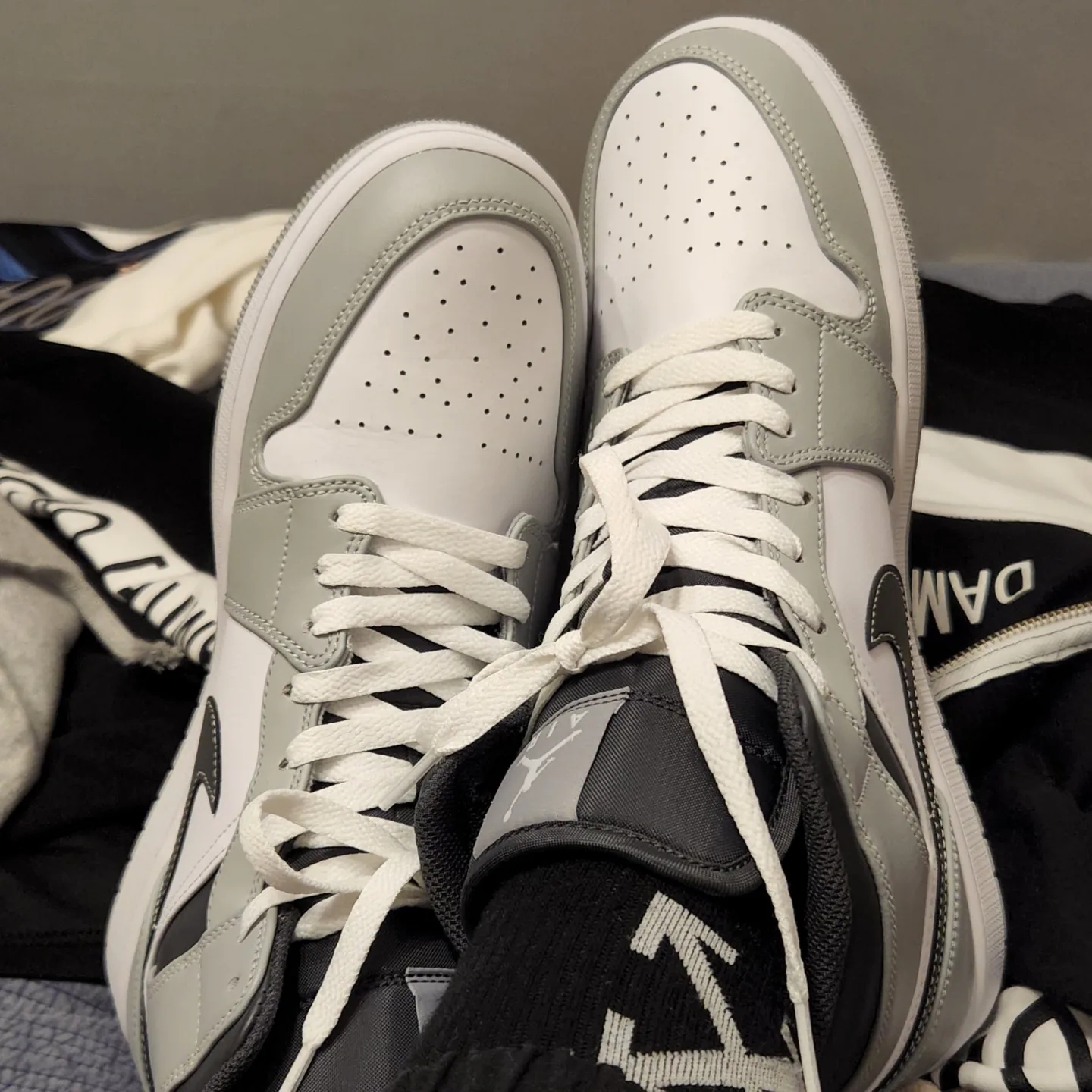 Jordan 1 Mid Light Smoke Grey Anthracite 착용 스타일 - 3