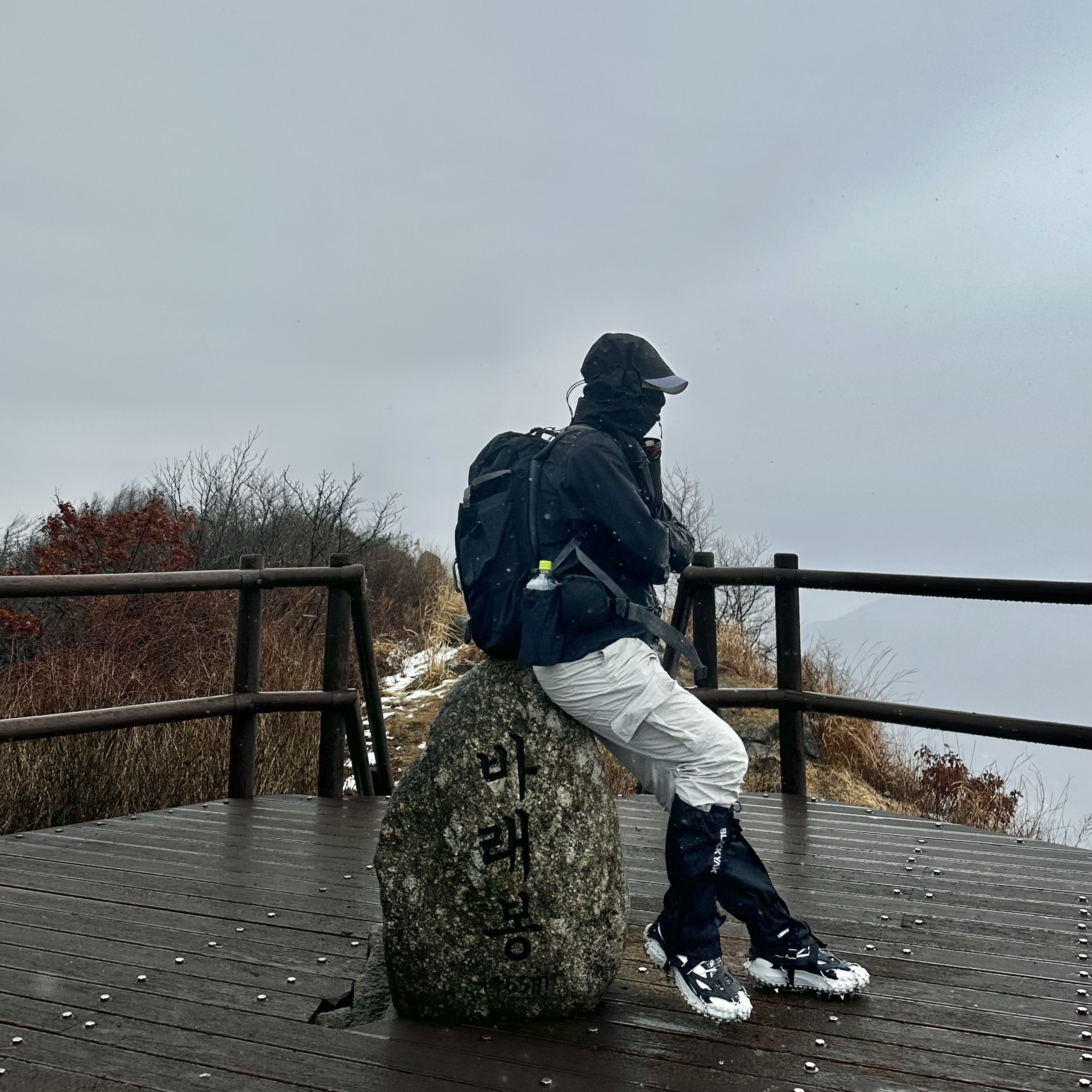Nike ACG Mountain Fly Low SE White and Black, Arc'teryx Beta LT Jacket Black 착용 스타일