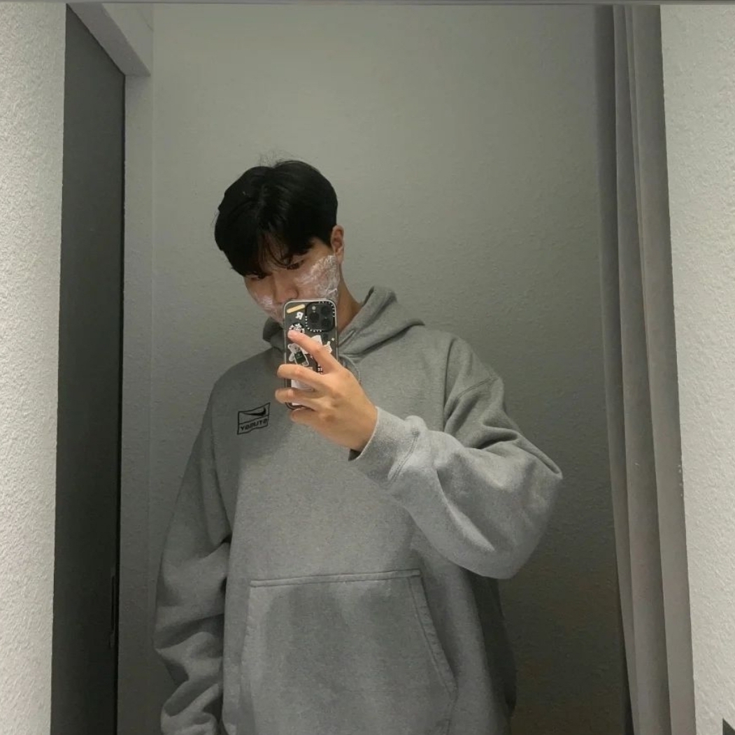 Casetify x Starbucks Icon Impact iPhone Case Clear, Nike x Stussy NRG RA Pullover Hoodie Dark Grey Heather (DJ9488-063) 착용 스타일