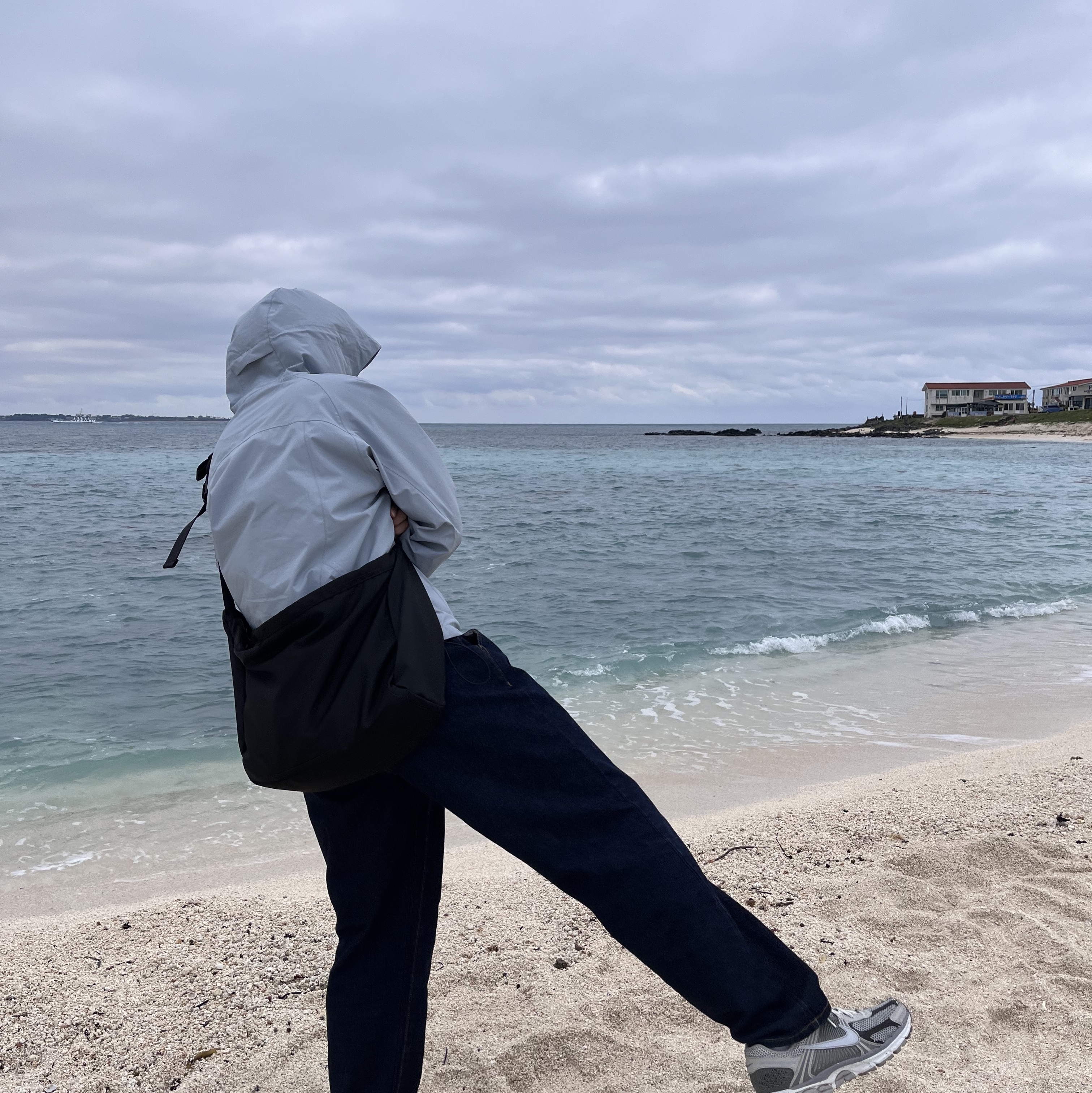 Sansan Gear Windblock Jacket Sky Blue - 22FW, Nike Zoom Vomero 5 PRM Light Iron Ore and Flat Fewter 착용 스타일 - 2
