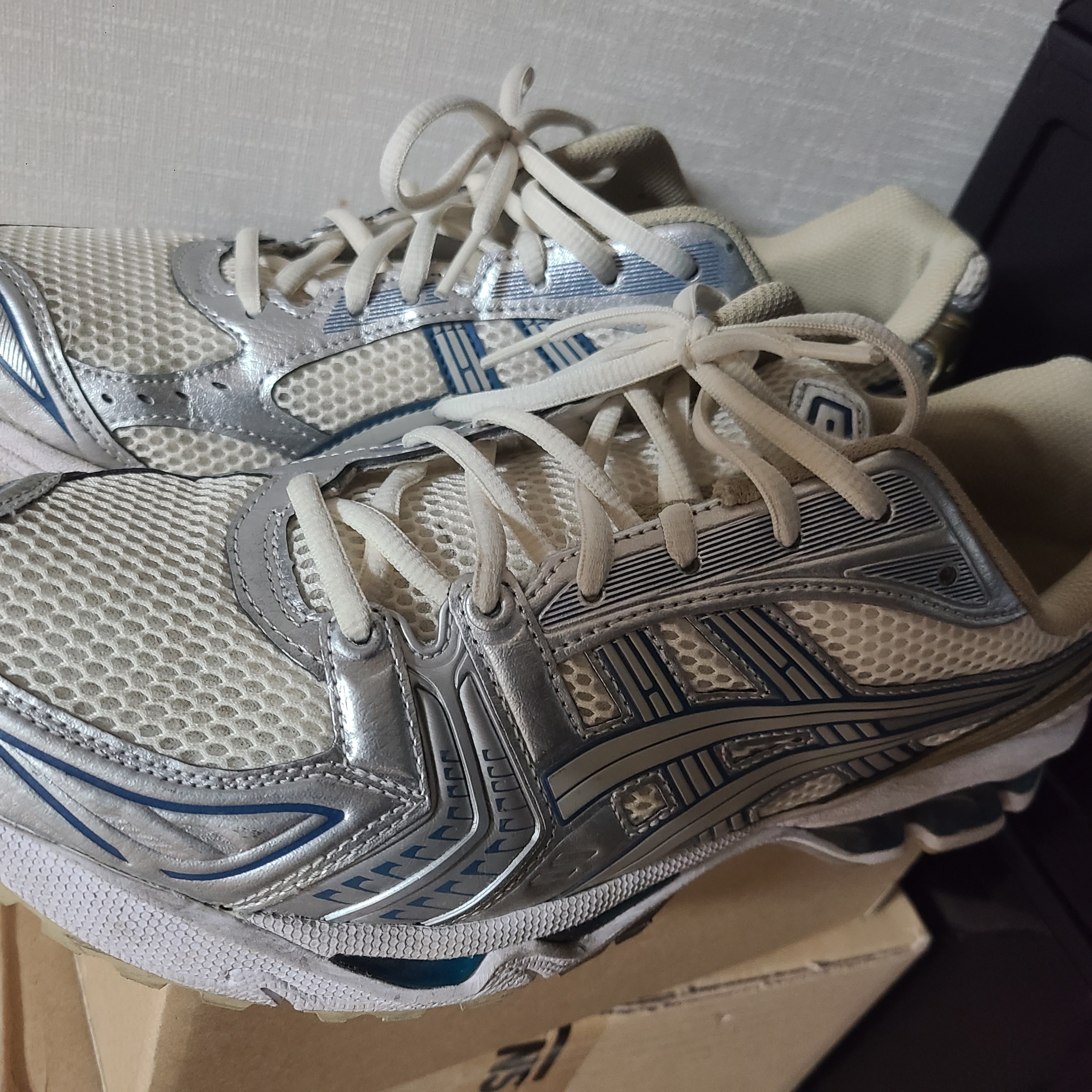 Asics Gel-Kayano 14 Cream Pure Silver 착용 스타일