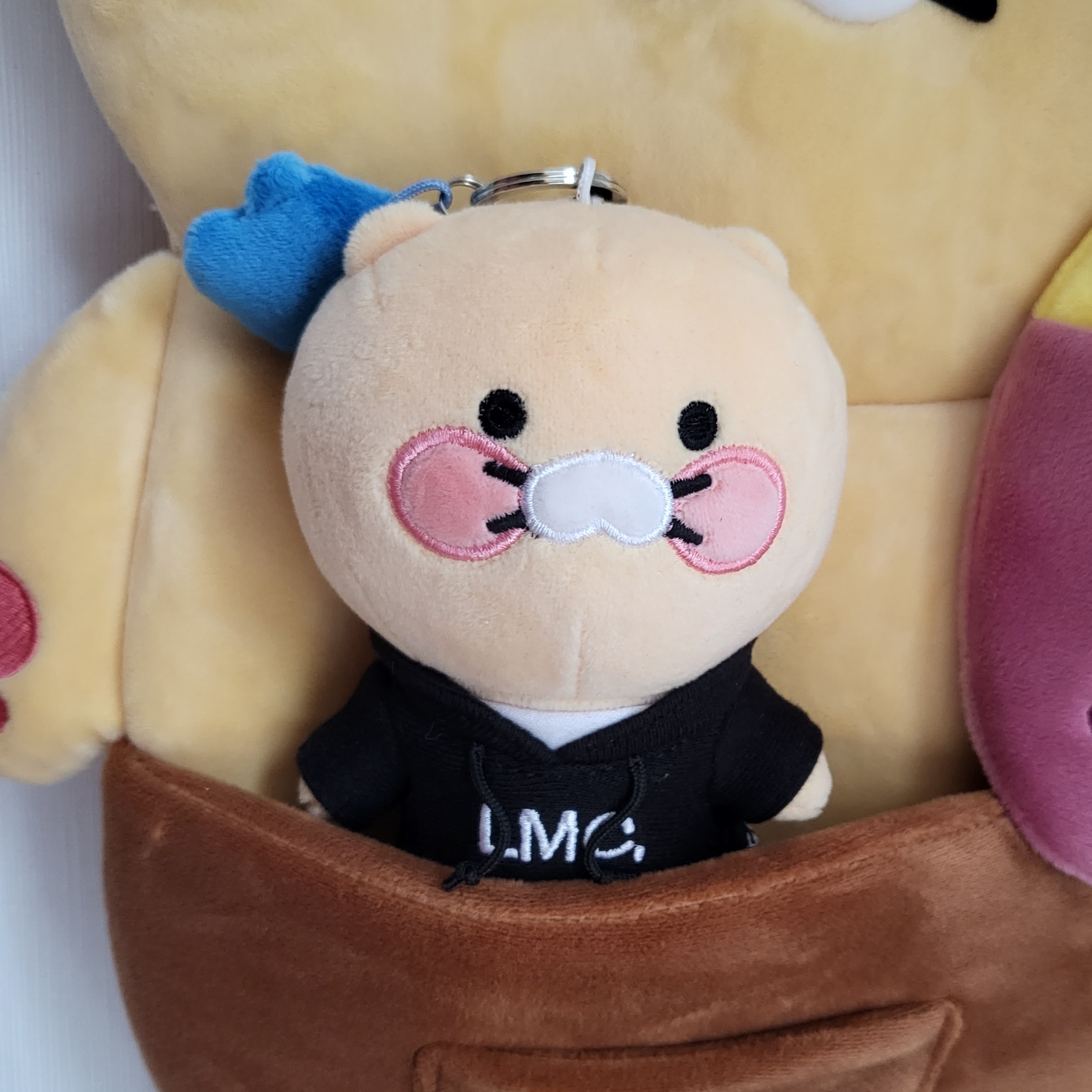 Kakao x LMC Choonsik Keyring Black 착용 스타일 - 1