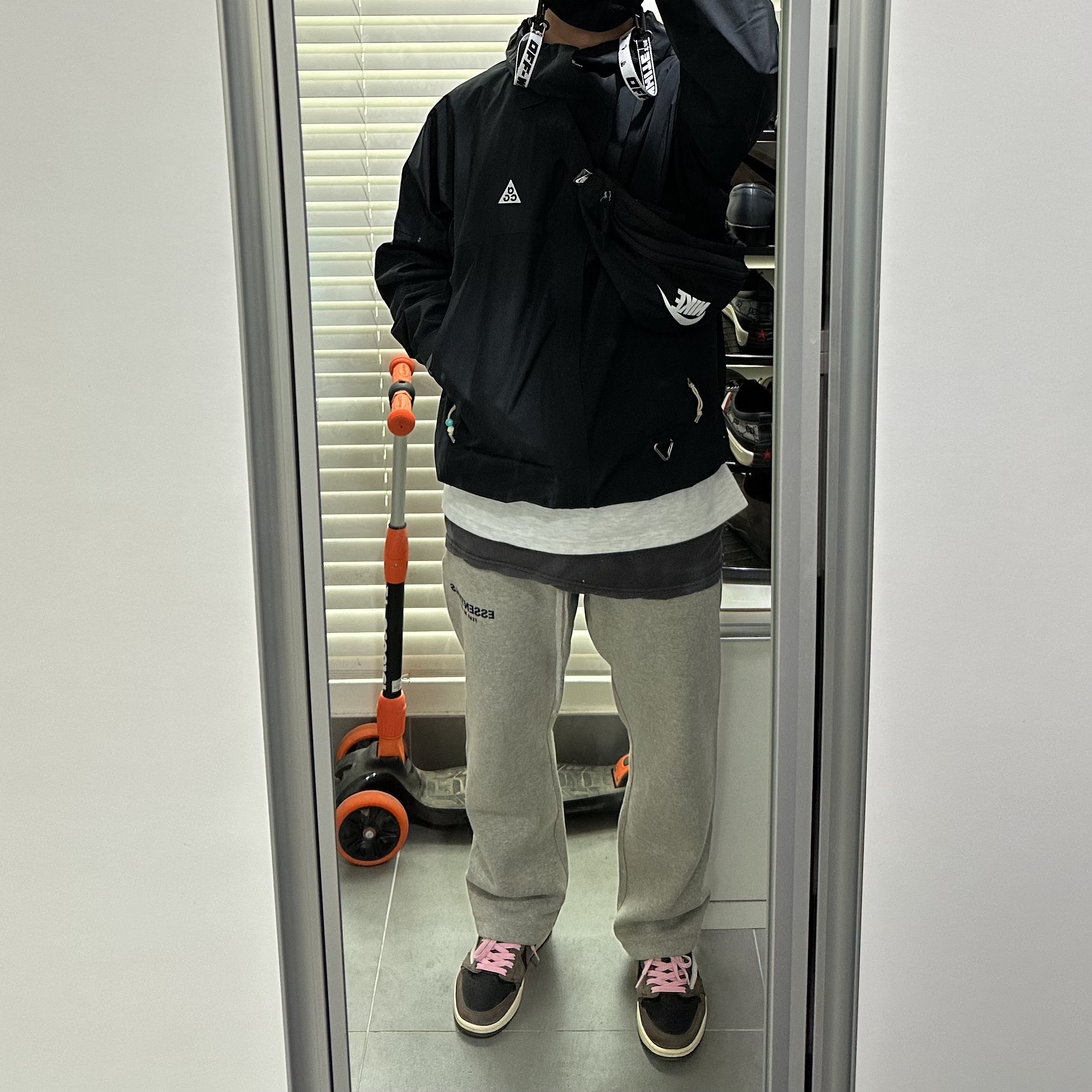 Nike ACG Storm-Fit ADV Cascade Rains Full Zip Jacket Black - Asia, Essentials The Core Collection Relaxed Sweatpants Dark Oatmeal 착용 스타일 - 1