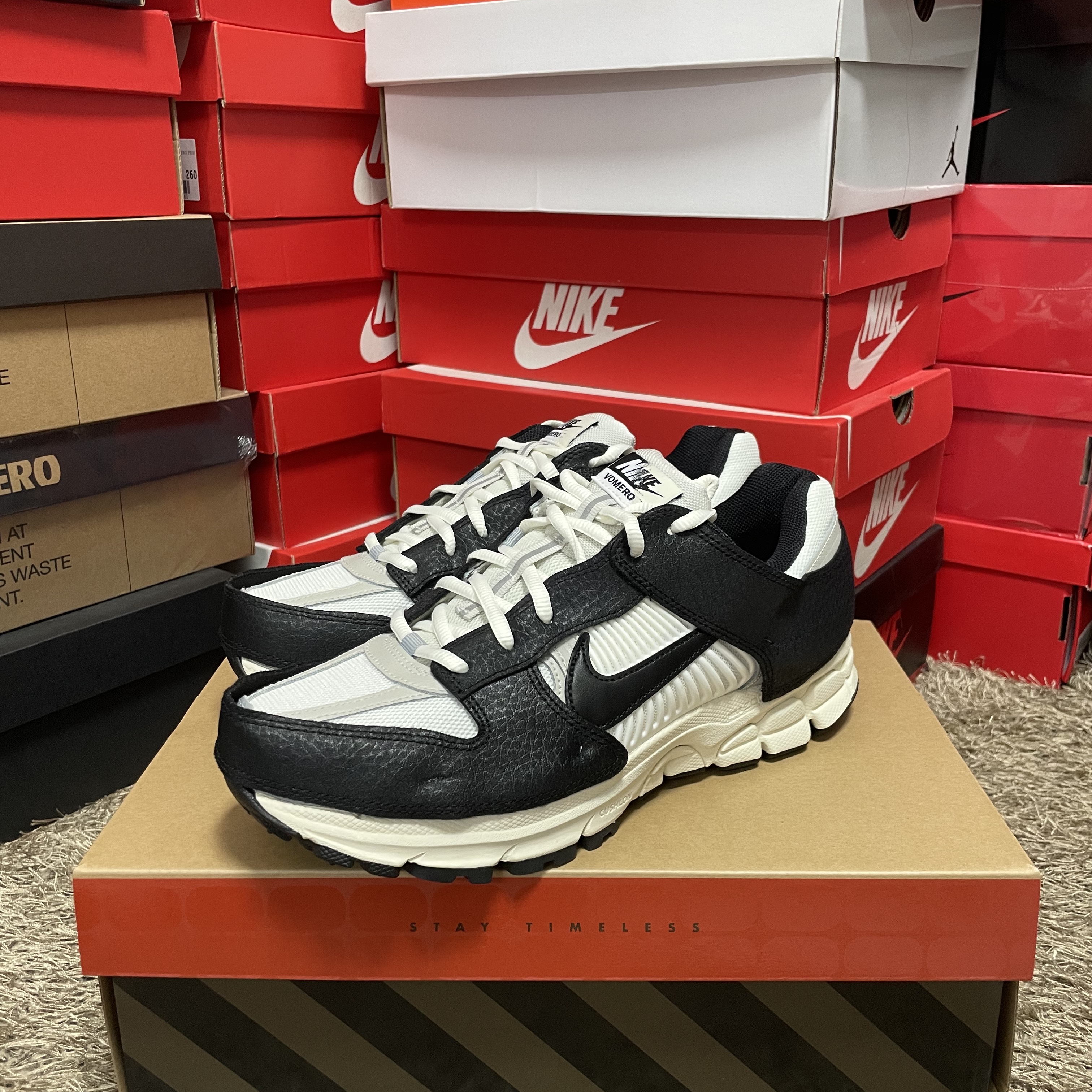 (W) Nike Zoom Vomero 5 Wolf Grey and Black 착용 스타일 - 1