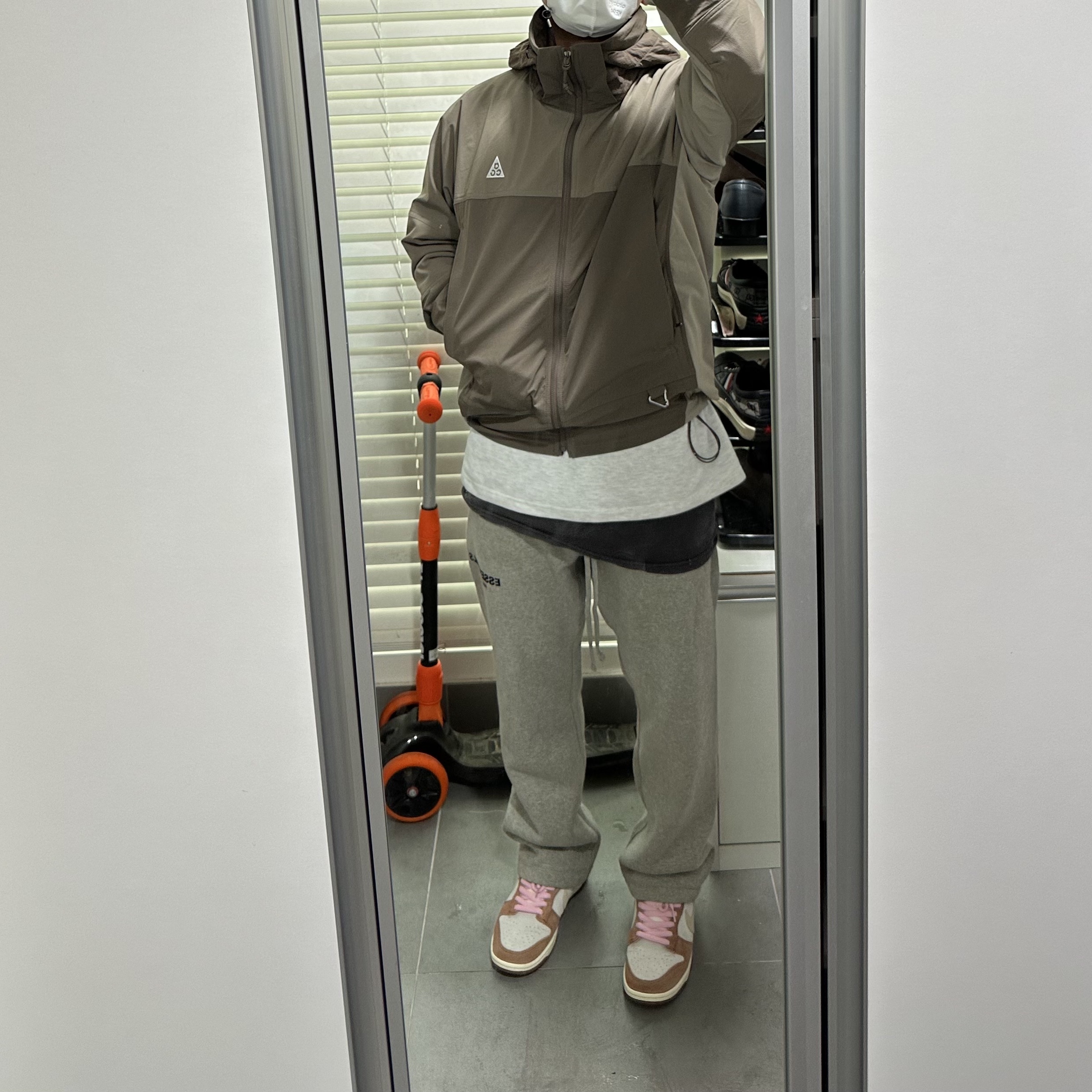Nike ACG Storm-Fit ADV Cascade Rains Full Zip Jacket Black - Asia, Essentials The Core Collection Relaxed Sweatpants Dark Oatmeal 착용 스타일 - 2