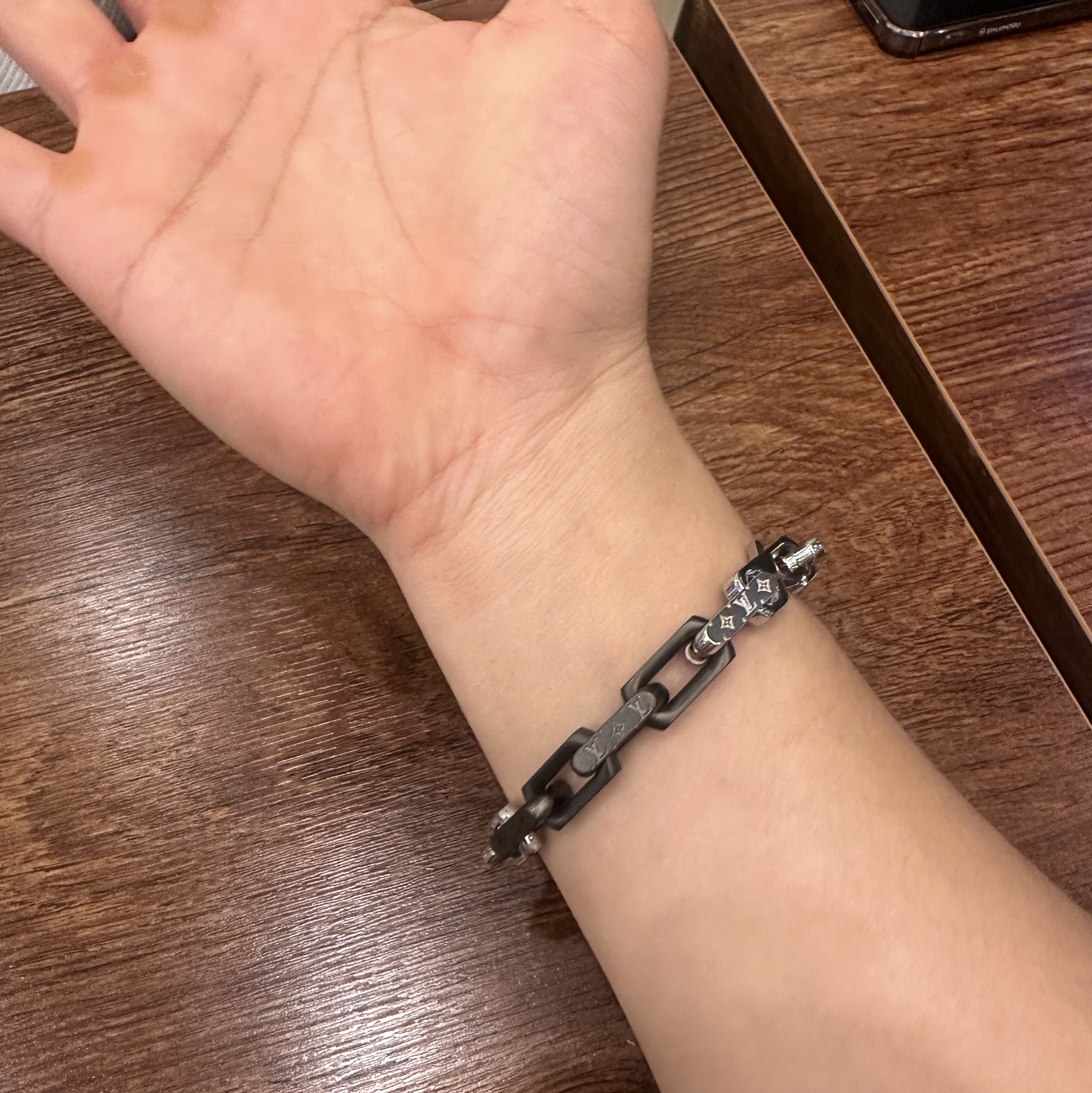Louis Vuitton Monogram Chain Bracelet Silver Black 착용 스타일 - 2