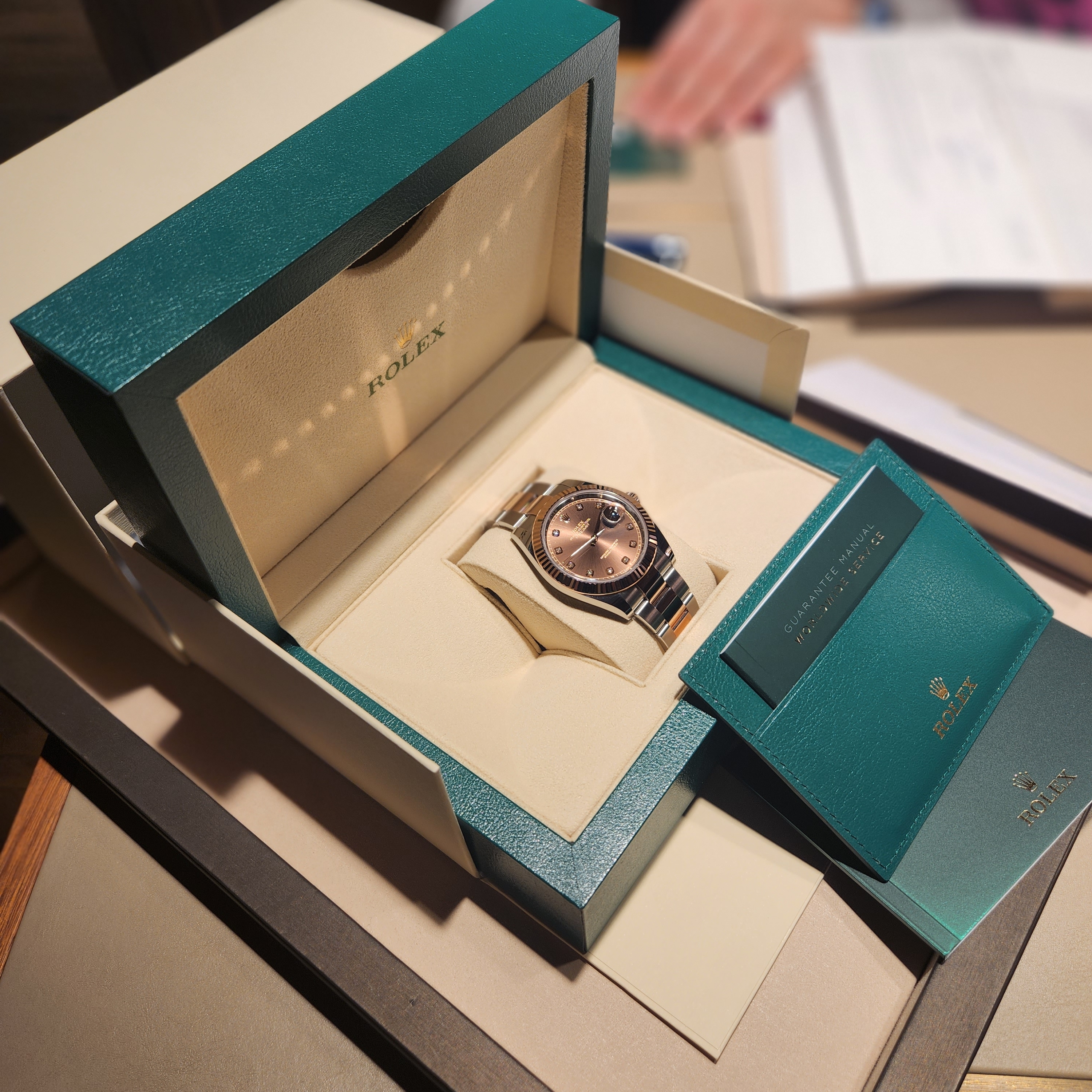 Rolex Datejust 41mm 126331 Chocolate Diamond-Set Oyster 착용 스타일 - 2
