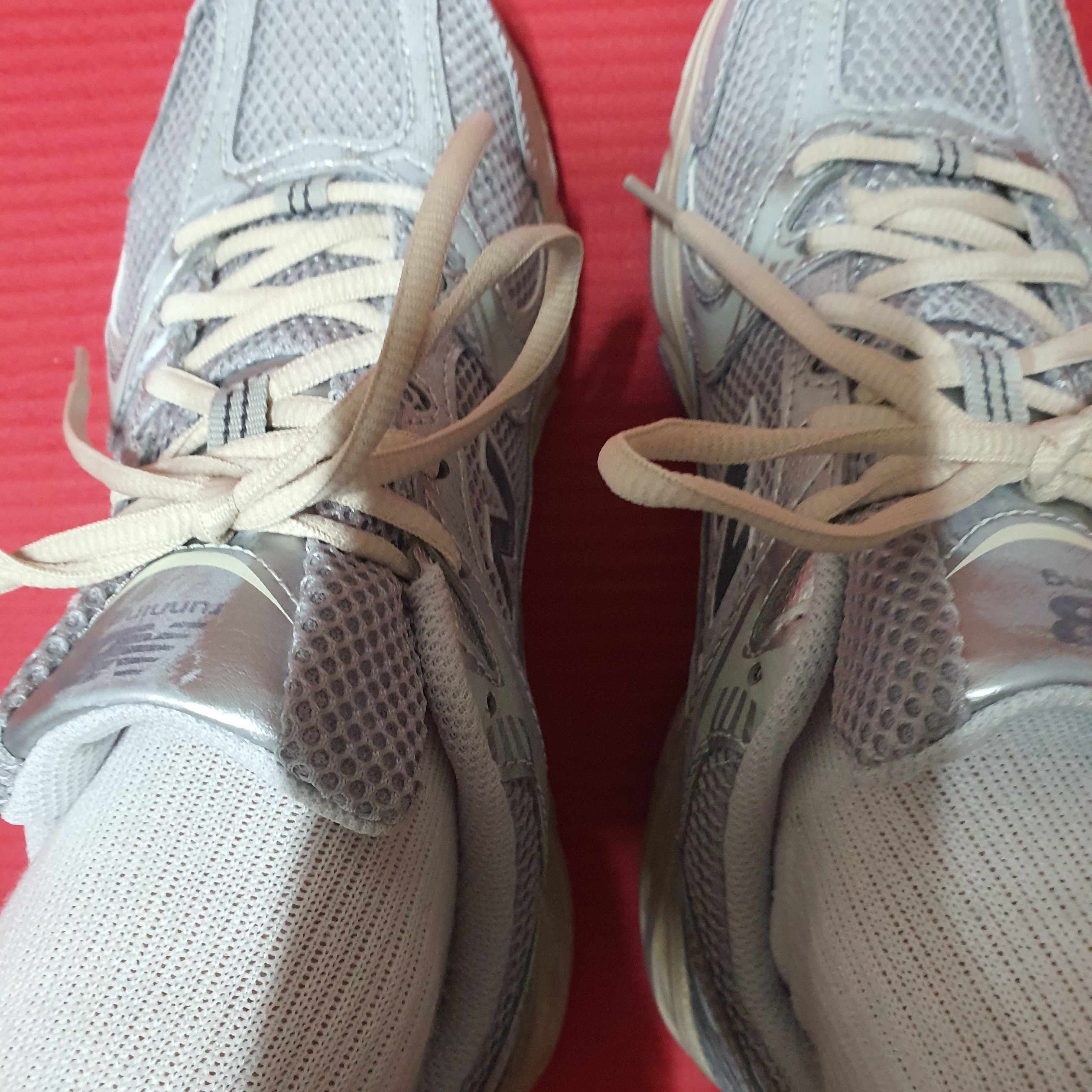 New Balance 530 Vintage Metallic Silver 착용 스타일 - 1