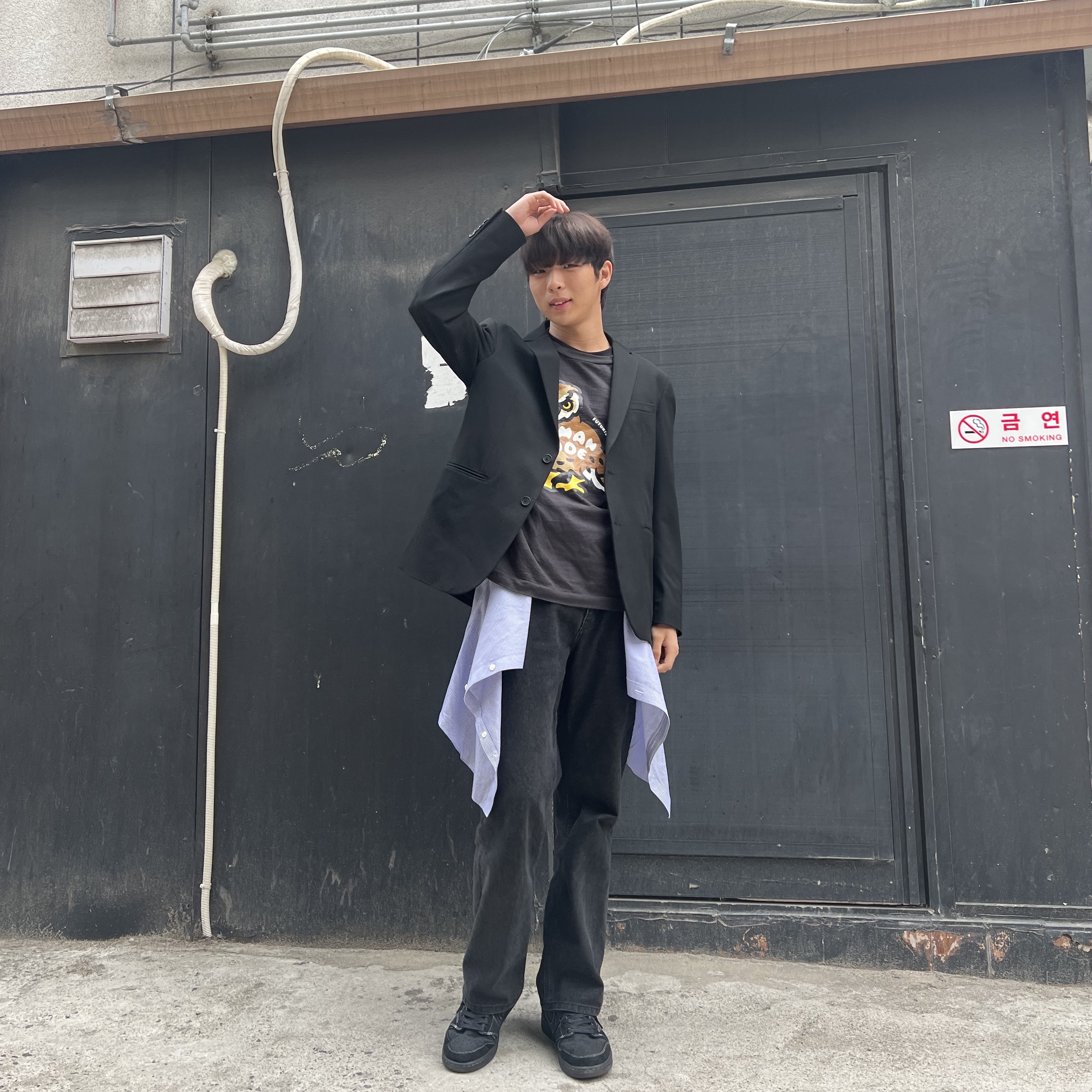 Jordan 1 x Travis Scott Retro Low OG SP Black Phantom, Human Made Graphic L/S T-Shirt #2 Black 착용 스타일 - 3