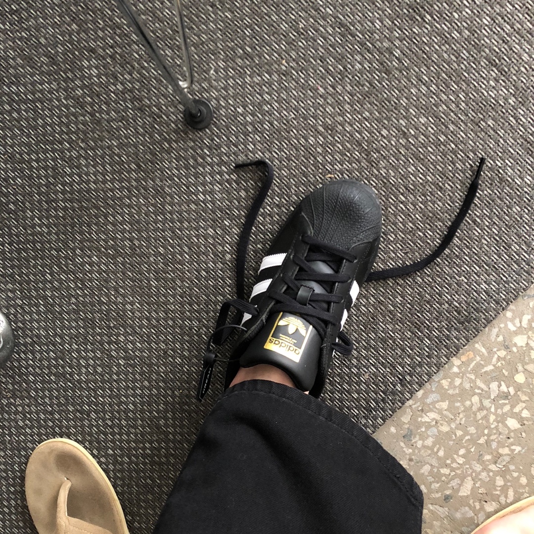 Adidas Superstar Core Black White 착용 스타일