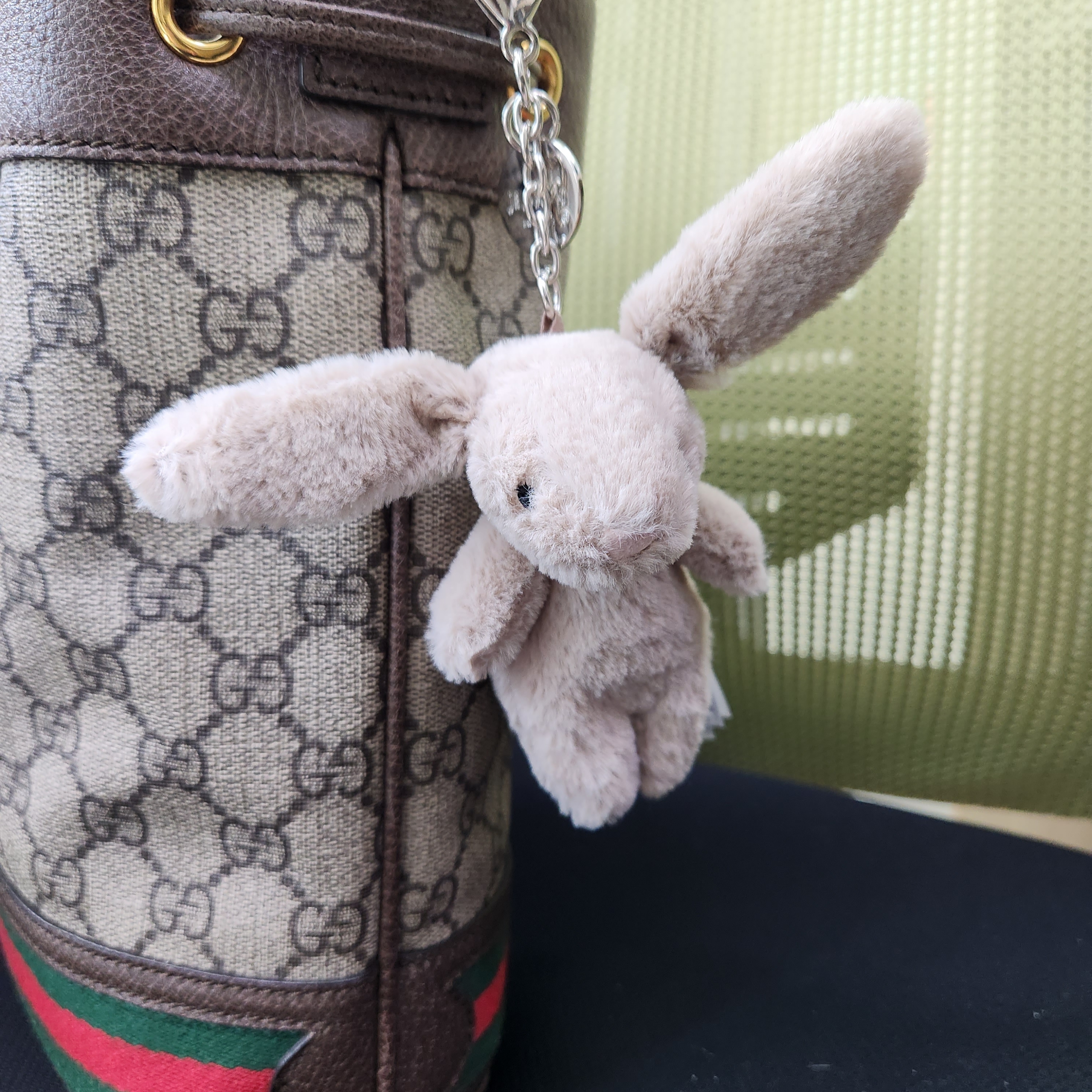 Jellycat Bashful Bunny Bag Charm Beige 착용 스타일