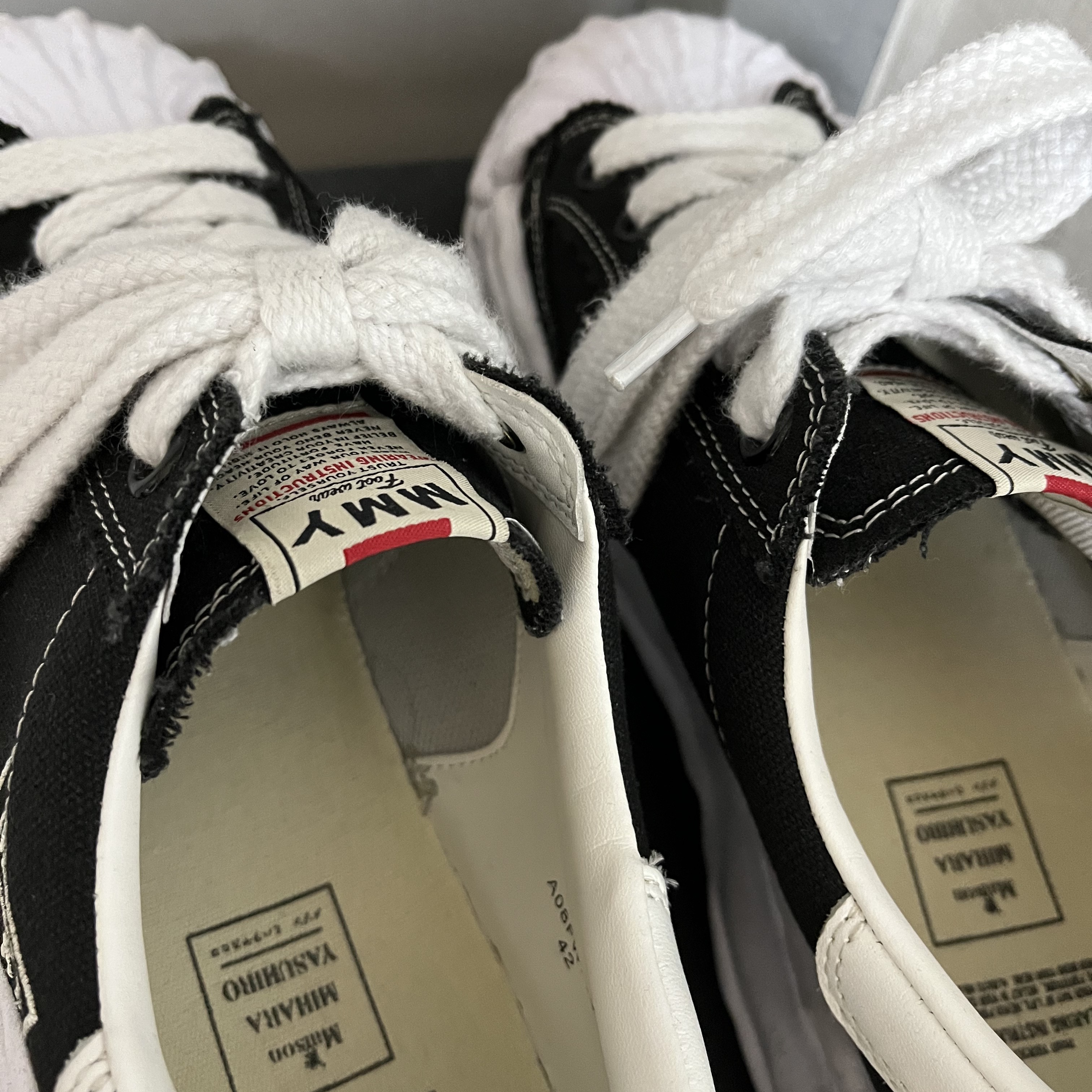 Maison Mihara Yasuhiro Blakey OG Sole Canvas Low-top Sneakers Black White 착용 스타일