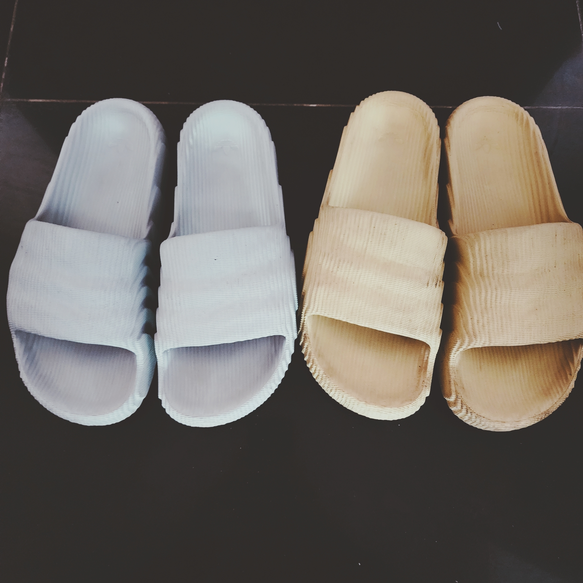 Adidas Adilette 22 Desert Sand 착용 스타일 - 1