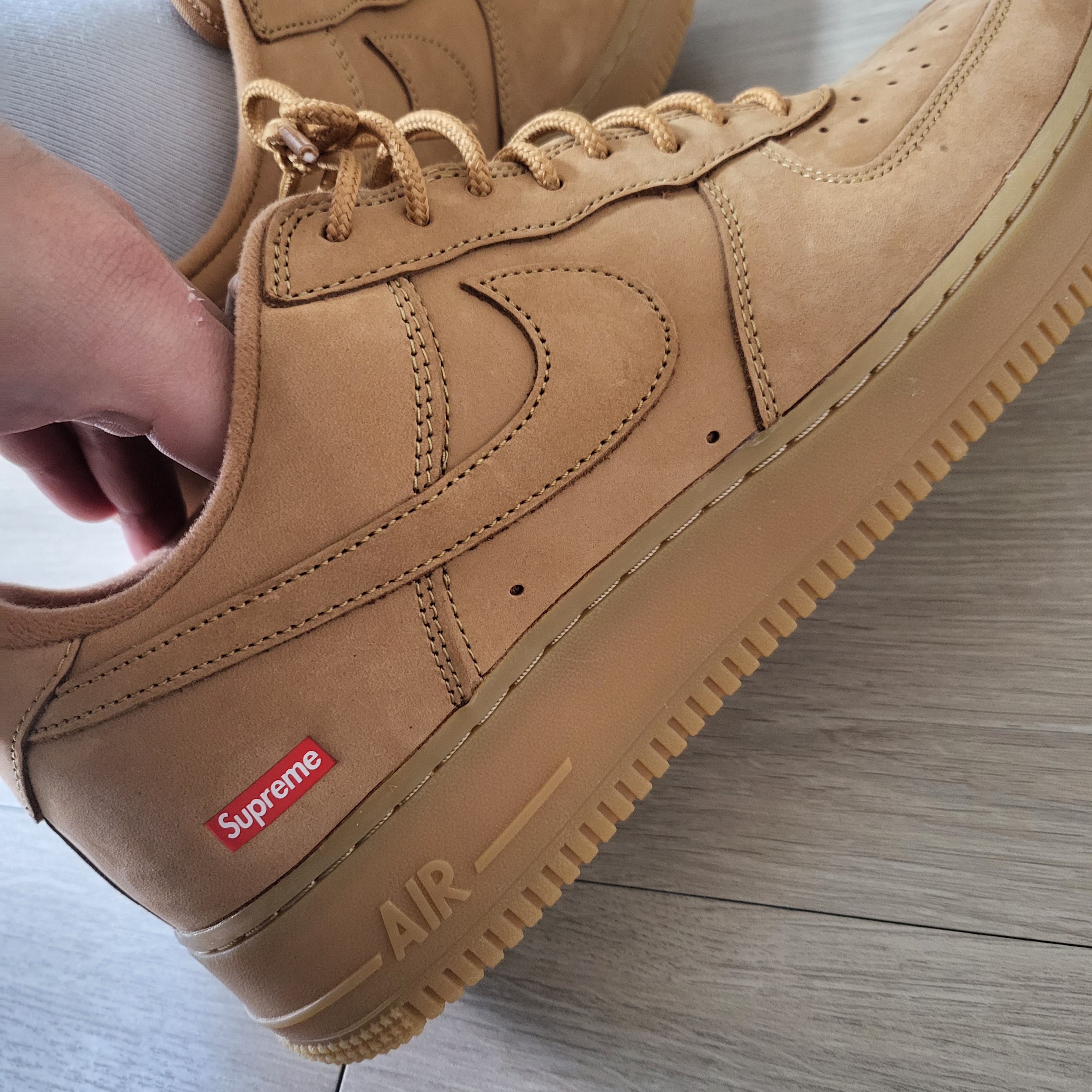 Nike x Supreme Air Force 1 Low Flax 착용 스타일 - 2