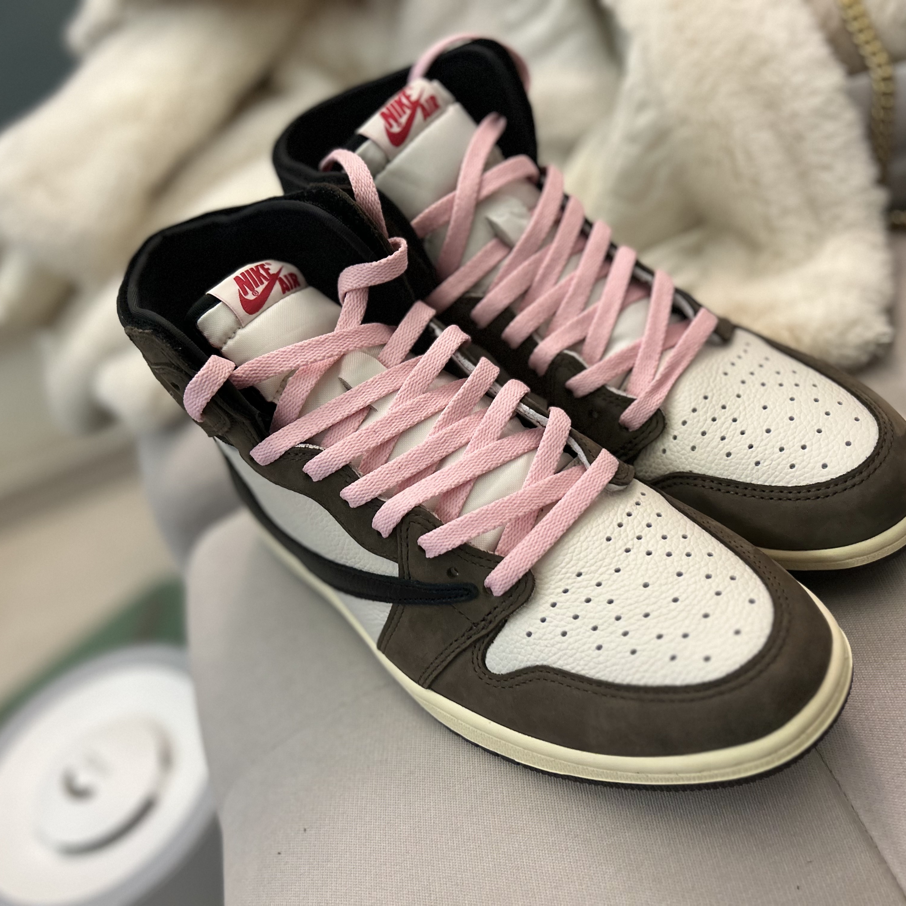 Jordan 1 x Travis Scott Retro High OG SP Mocha 착용 스타일 - 2