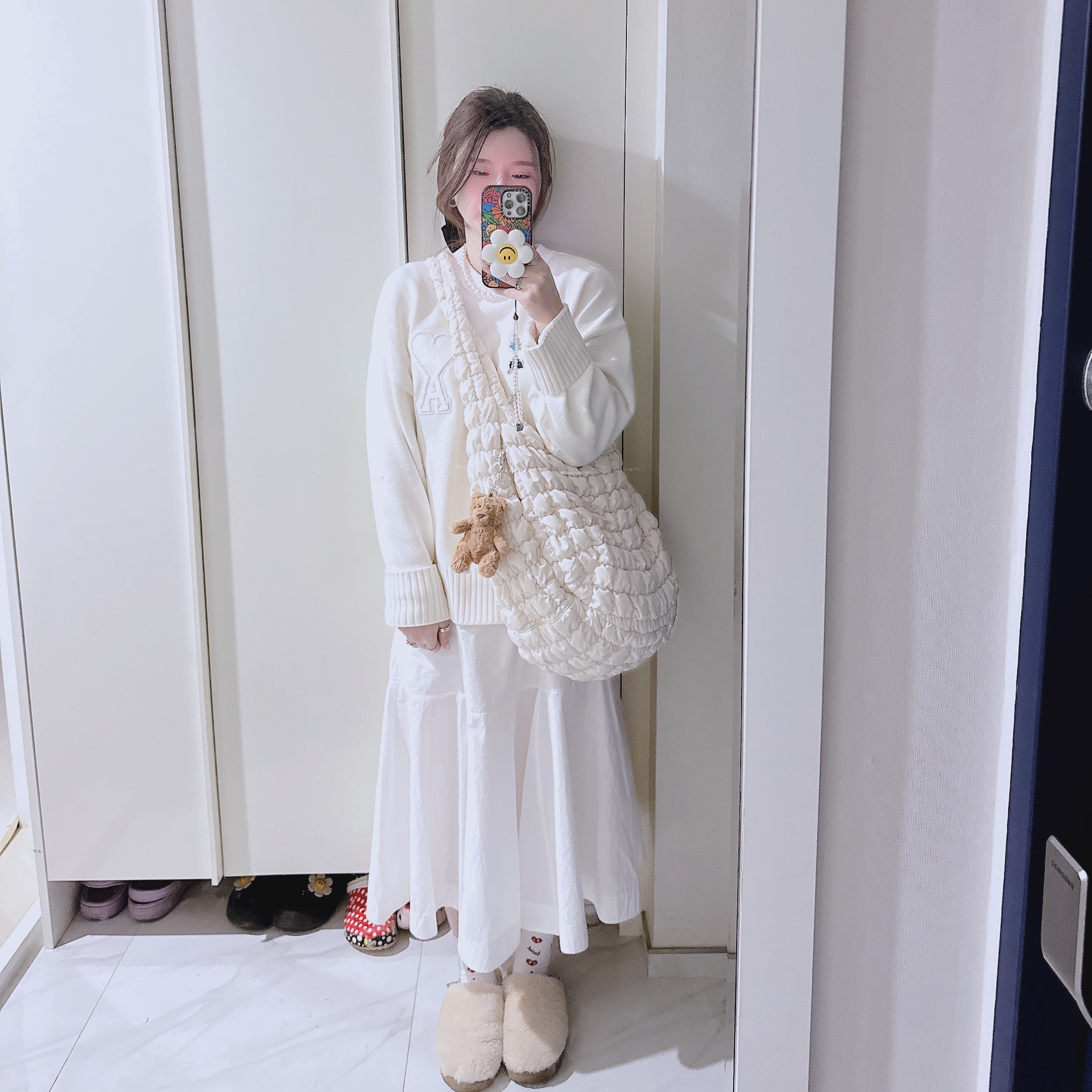 Jellycat Bartholomew Bear Bag Charm Brown, COS Quilted Oversized Shoulder Bag Off White Light Beige 착용 스타일
