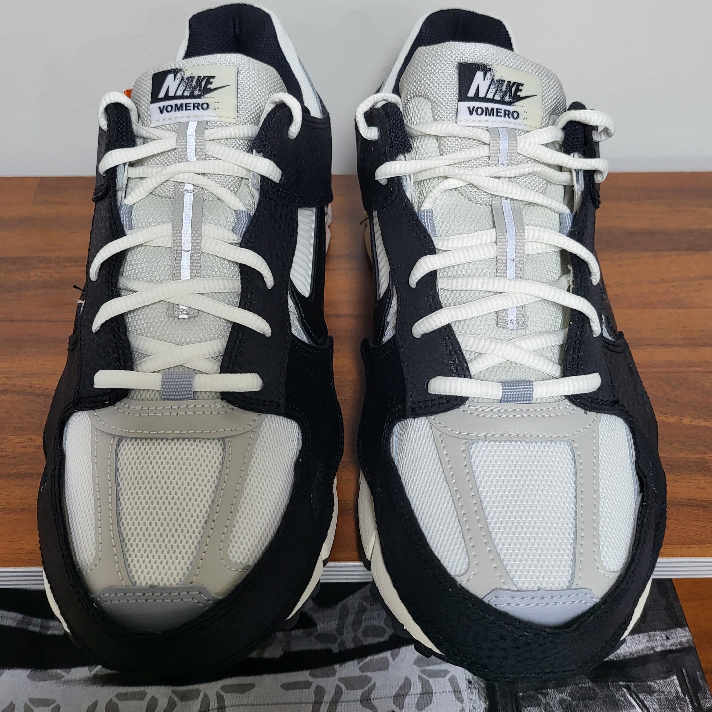(W) Nike Zoom Vomero 5 Wolf Grey and Black 착용 스타일 - 2