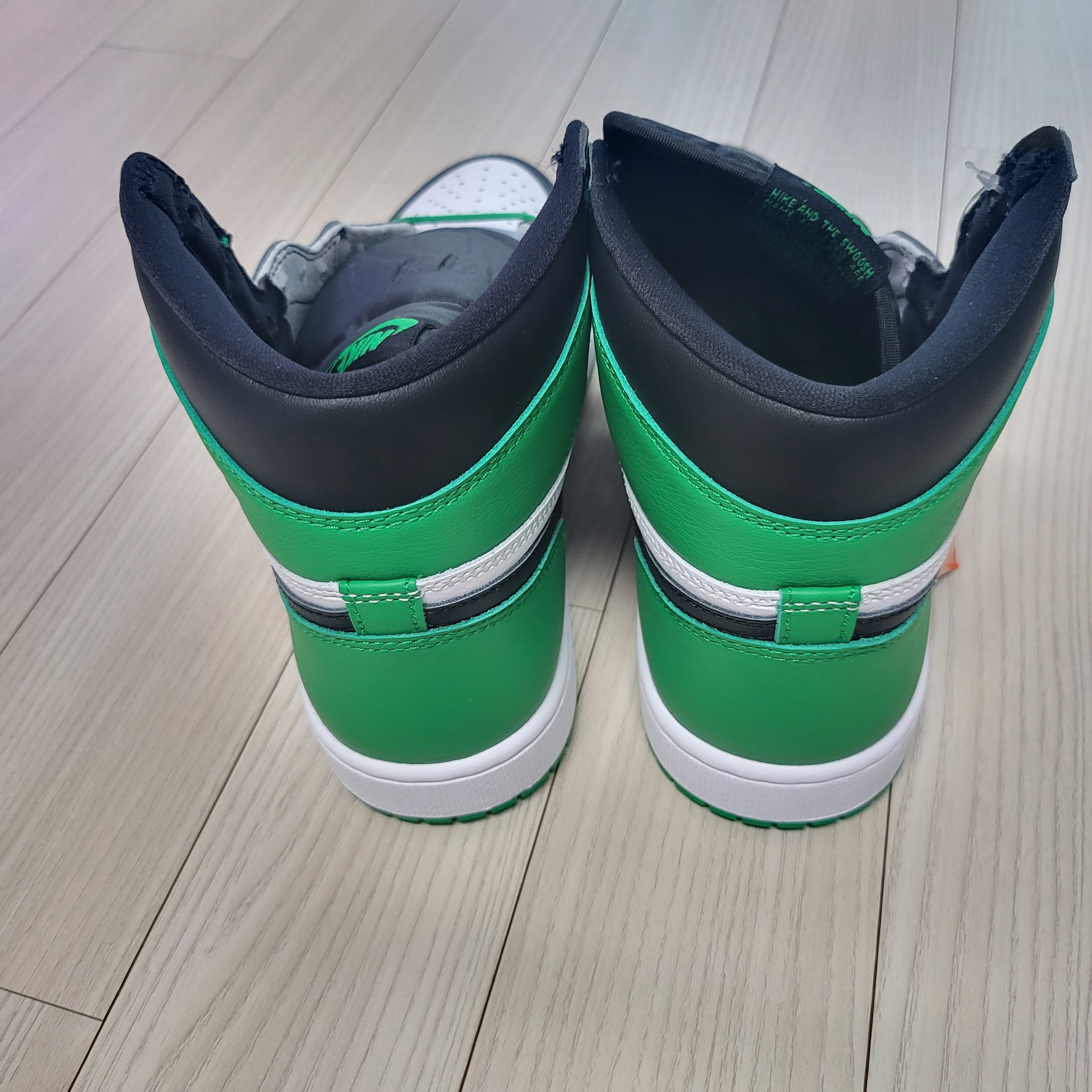 Jordan 1 Retro High OG Black and Lucky Green 착용 스타일 - 3