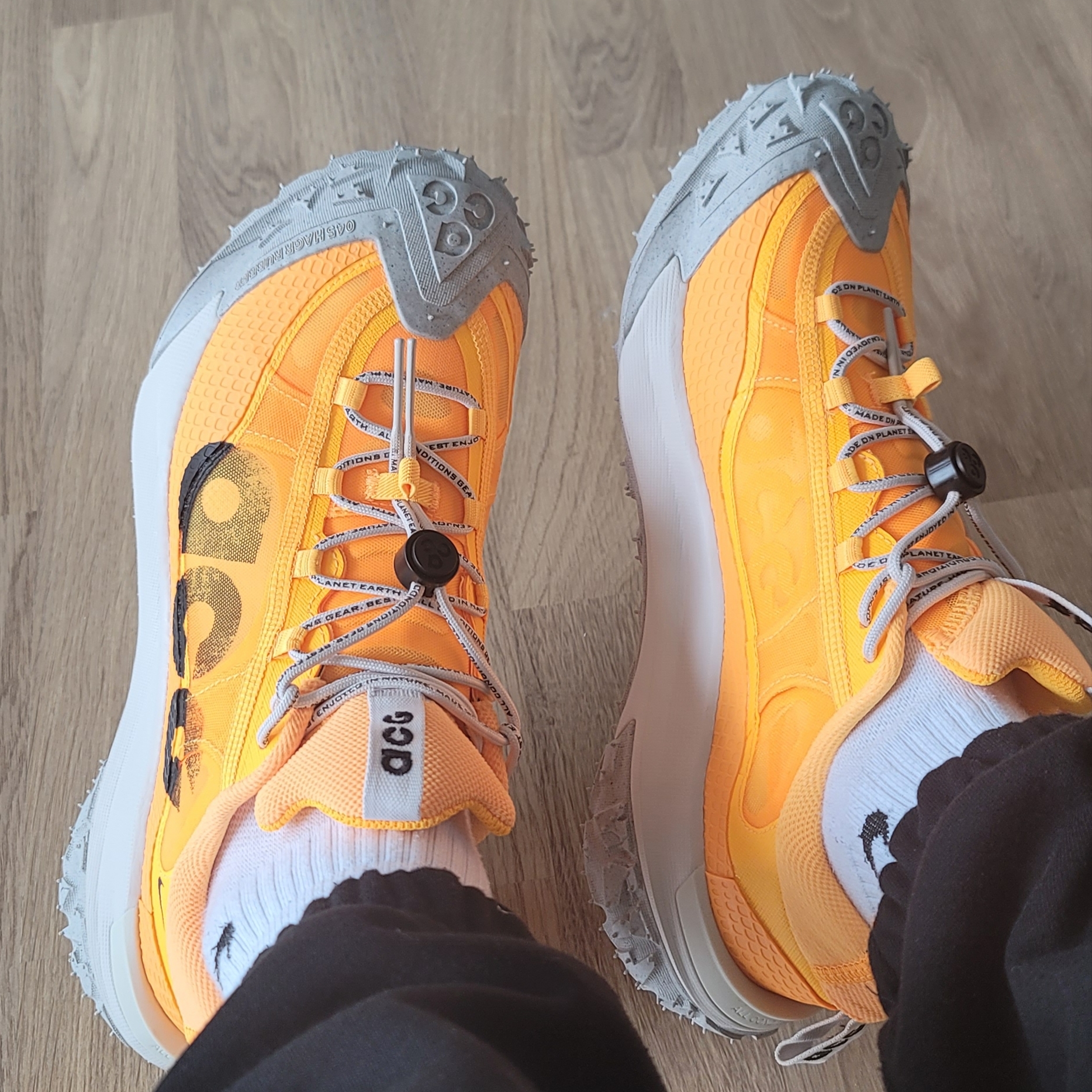 Nike ACG Mountain Fly 2 Low Laser Orange 착용 스타일