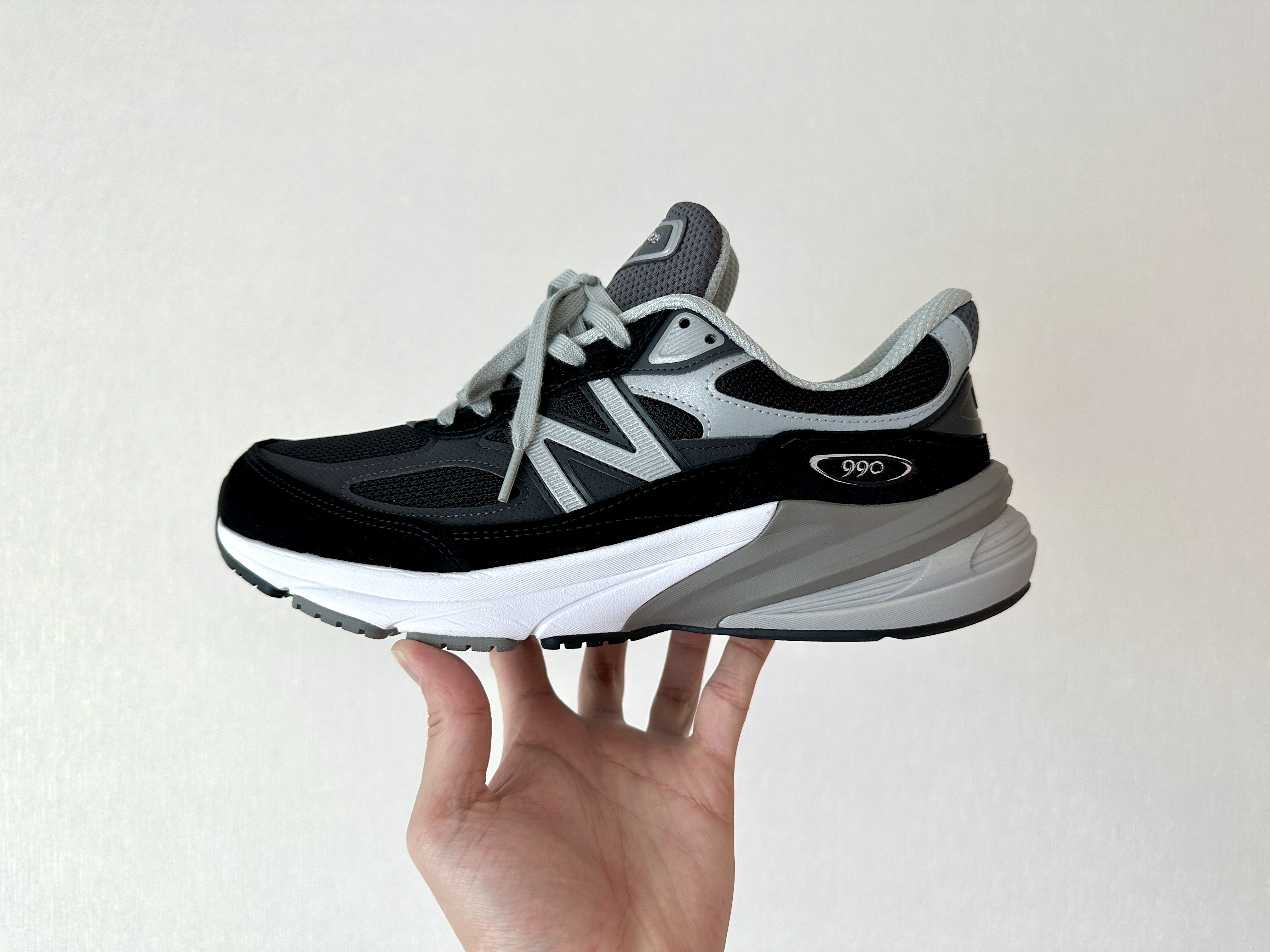 New Balance 990v6 Made in USA Black White 착용 스타일 - 1