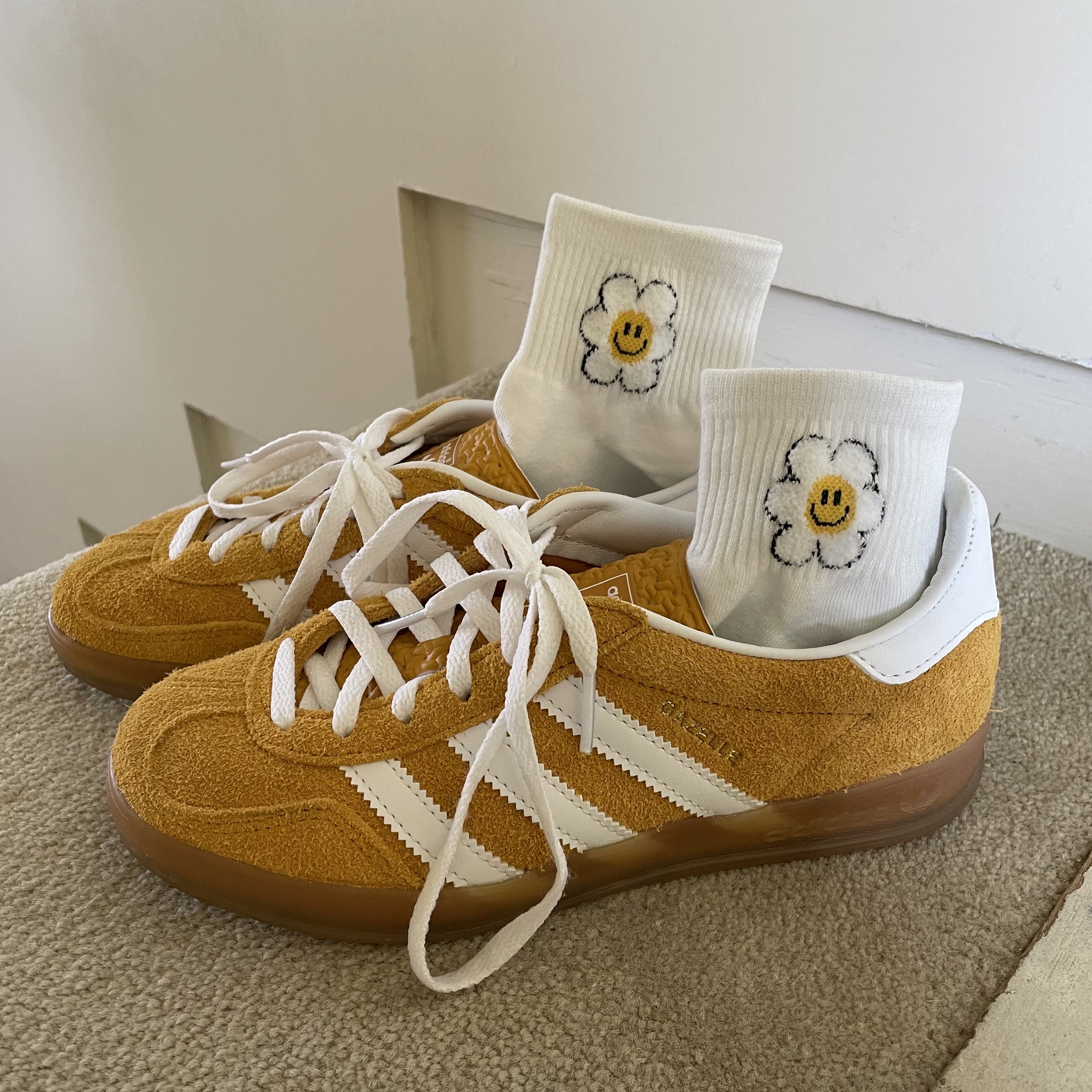 (W) Adidas Gazelle Indoor Orange Peel Cloud White 착용 스타일