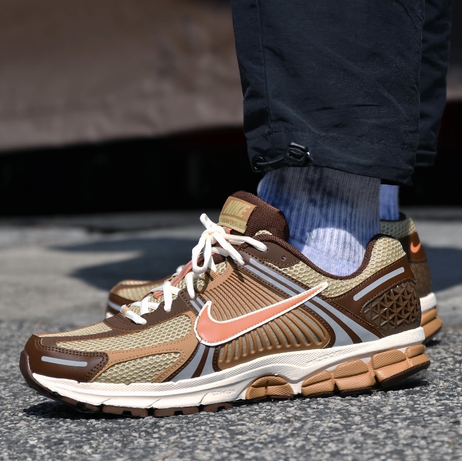 Nike Zoom Vomero 5 Wheat Grass and Cacao Wow 착용 스타일 - 1
