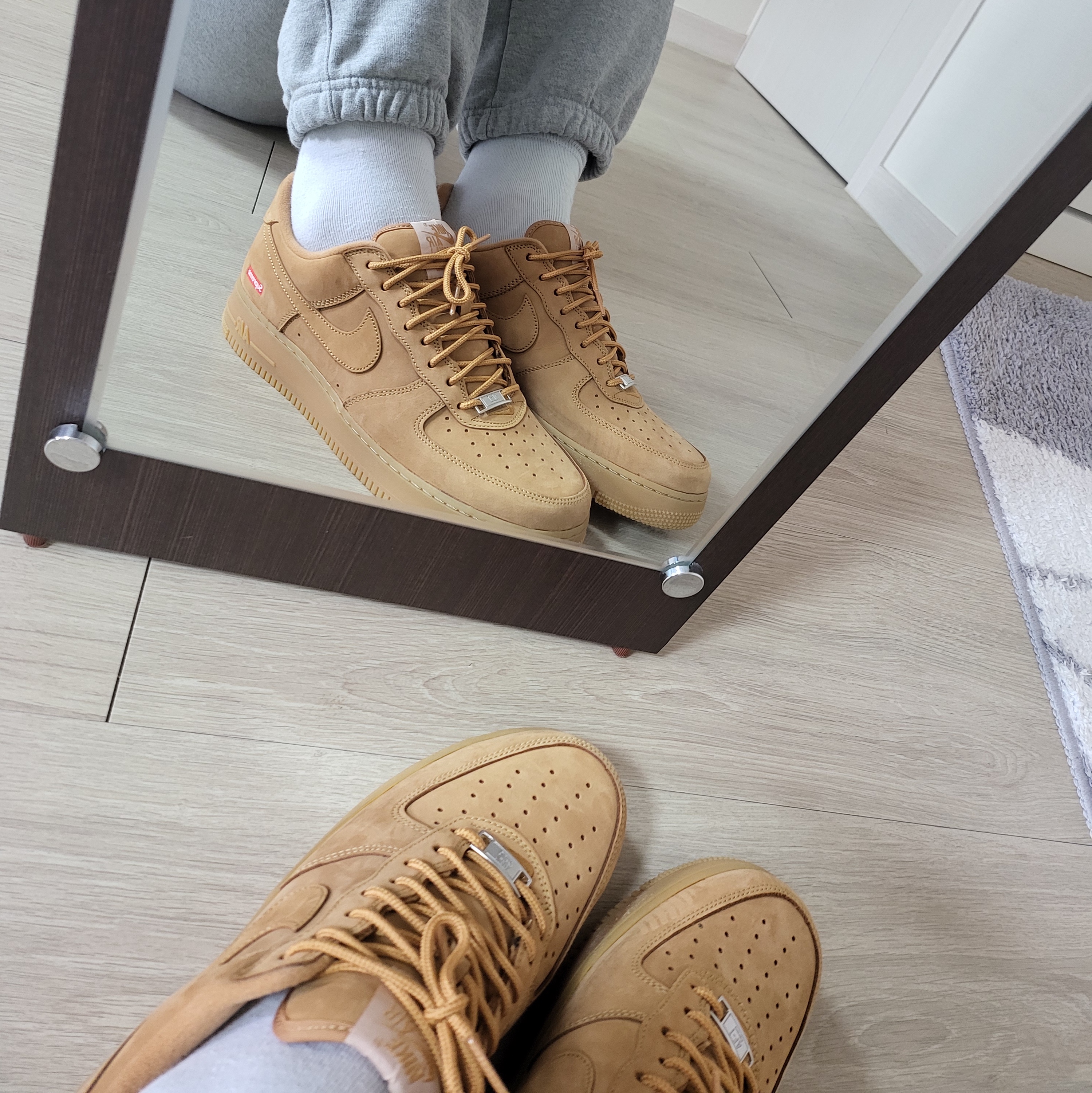 Nike x Supreme Air Force 1 Low Flax 착용 스타일 - 3