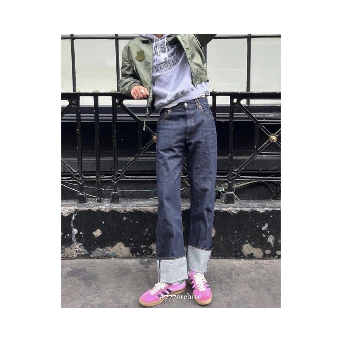 (W) Gucci x Adidas Gazelle Sneakers Pink Velvet 착용 스타일 - 1